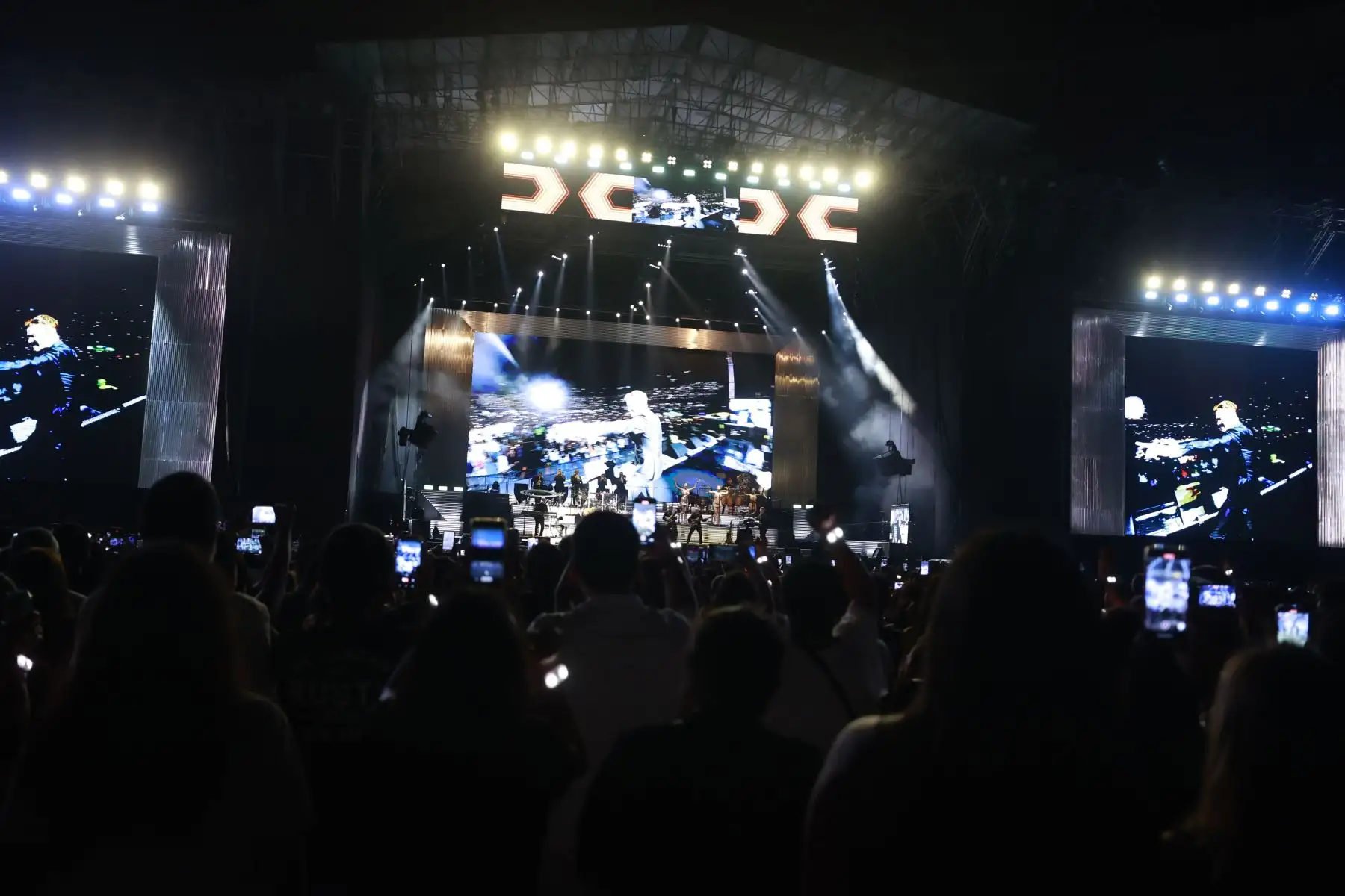 Presentación del cantante mexicano Luis Miguel, en concierto en el estadio Nacional de Lima.  
Foto: ANDINA/Vidal Tarqui