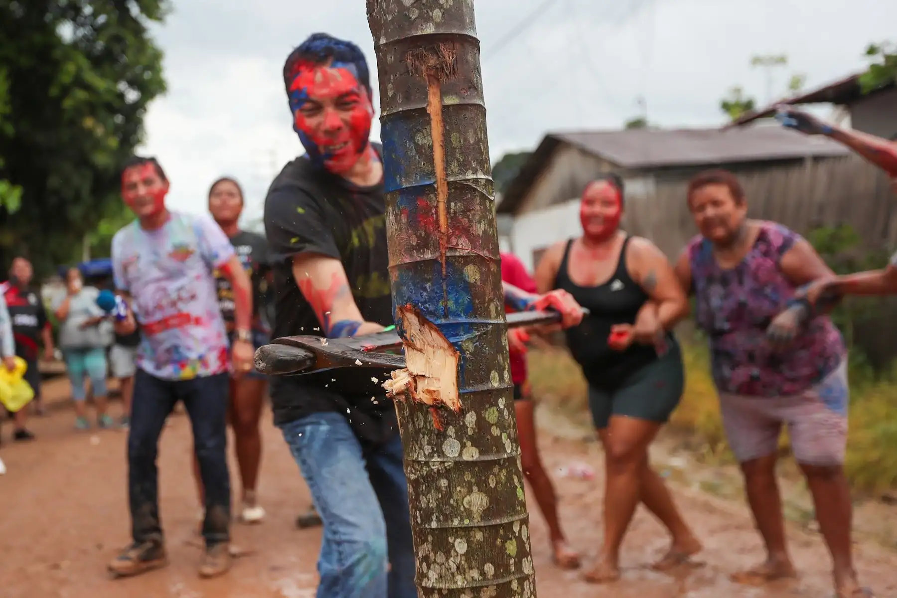 Los carnavales en Pucallpa se viven intensamente, en las cuadras de jr los laureles en el distrito de ManantaySe colocaron 8 humishas (árboles con obsequios) que fueron el atractivo principal, y la fiesta giro al rededor de ellas. Foto: ANDINA/Ricardo Cuba