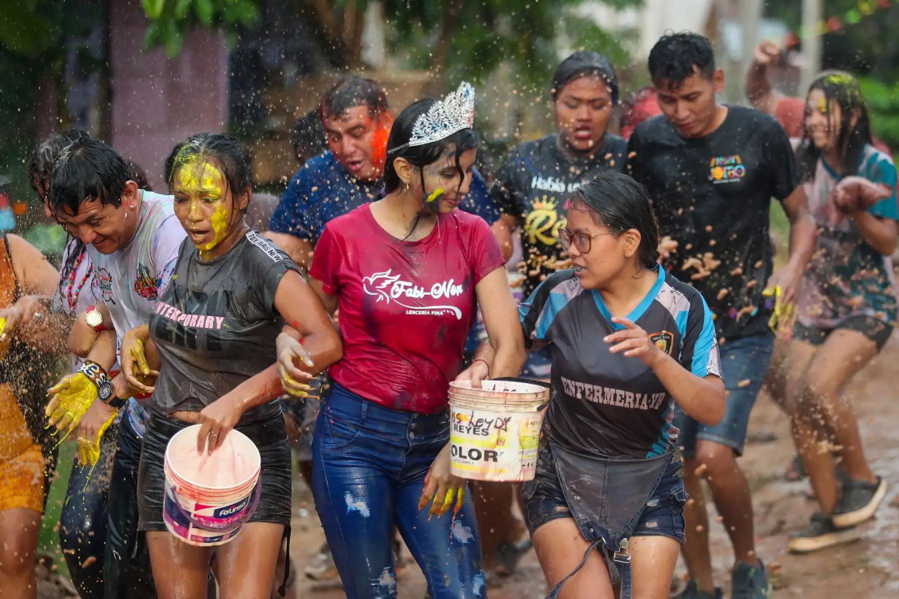 Los carnavales en Pucallpa se viven intensamente, en las cuadras de jr los laureles en el distrito de ManantaySe colocaron 8 humishas (árboles con obsequios) que fueron el atractivo principal, y la fiesta giro al rededor de ellas. Foto: ANDINA/Ricardo Cuba