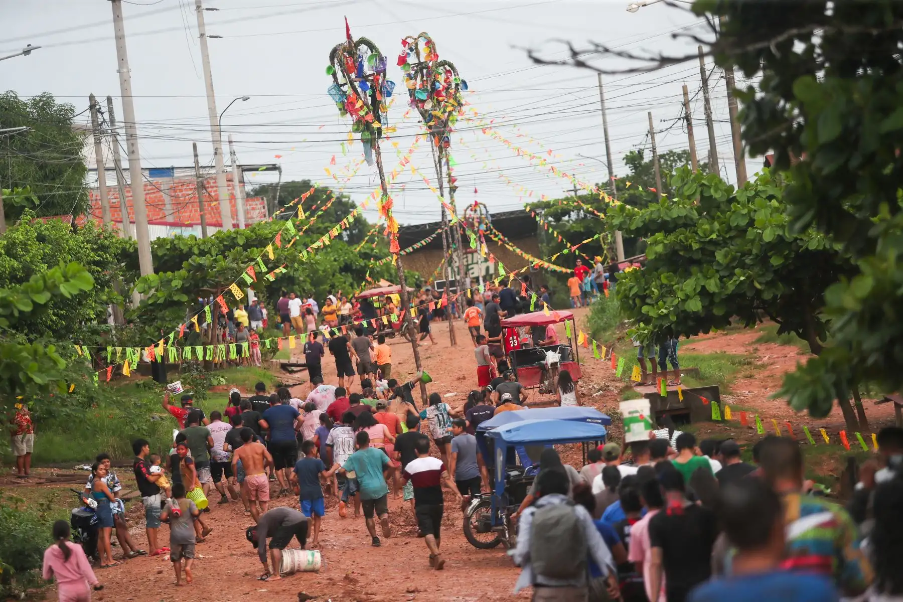 Los carnavales en Pucallpa se viven intensamente, en las cuadras de jr los laureles en el distrito de ManantaySe colocaron 8 humishas (árboles con obsequios) que fueron el atractivo principal, y la fiesta giro al rededor de ellas. Foto: ANDINA/Ricardo Cuba