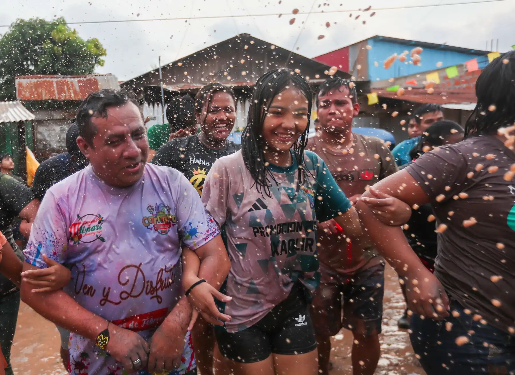 Los carnavales en Pucallpa se viven intensamente, en las cuadras de jr los laureles en el distrito de ManantaySe colocaron 8 humishas (árboles con obsequios) que fueron el atractivo principal, y la fiesta giro al rededor de ellas. Foto: ANDINA/Ricardo Cuba
