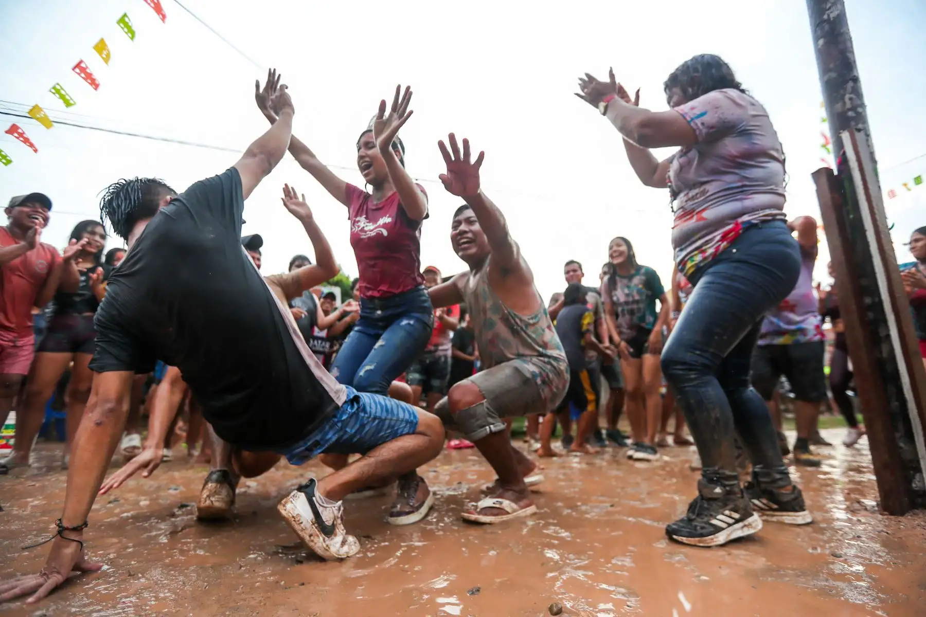 Los carnavales en Pucallpa se viven intensamente, en las cuadras de jr los laureles en el distrito de ManantaySe colocaron 8 humishas (árboles con obsequios) que fueron el atractivo principal, y la fiesta giro al rededor de ellas. Foto: ANDINA/Ricardo Cuba