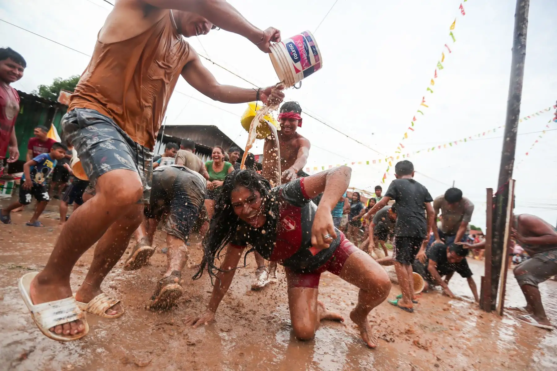 Los carnavales en Pucallpa se viven intensamente, en las cuadras de jr los laureles en el distrito de ManantaySe colocaron 8 humishas (árboles con obsequios) que fueron el atractivo principal, y la fiesta giro al rededor de ellas. Foto: ANDINA/Ricardo Cuba