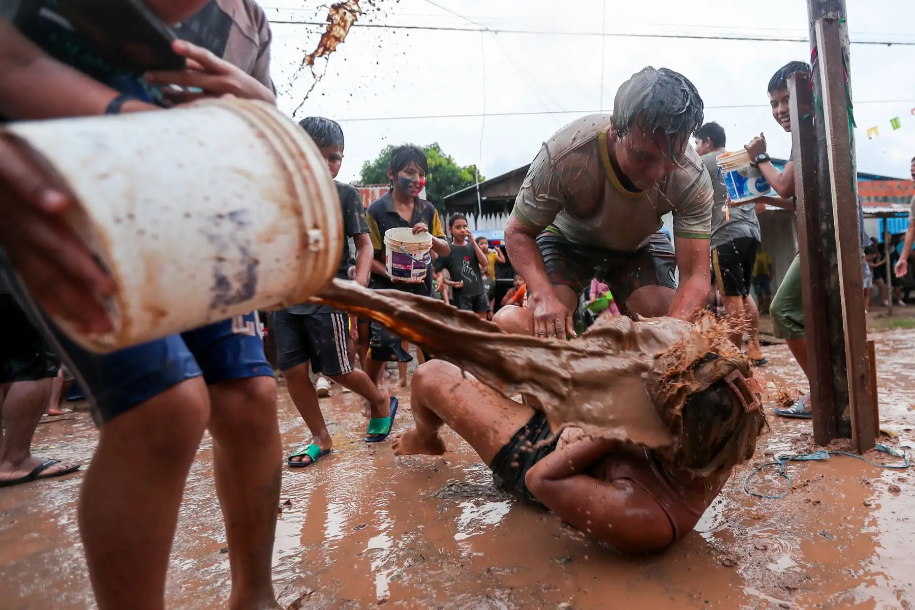 Los carnavales en Pucallpa se viven intensamente, en las cuadras de jr los laureles en el distrito de ManantaySe colocaron 8 humishas (árboles con obsequios) que fueron el atractivo principal, y la fiesta giro al rededor de ellas. Foto: ANDINA/Ricardo Cuba