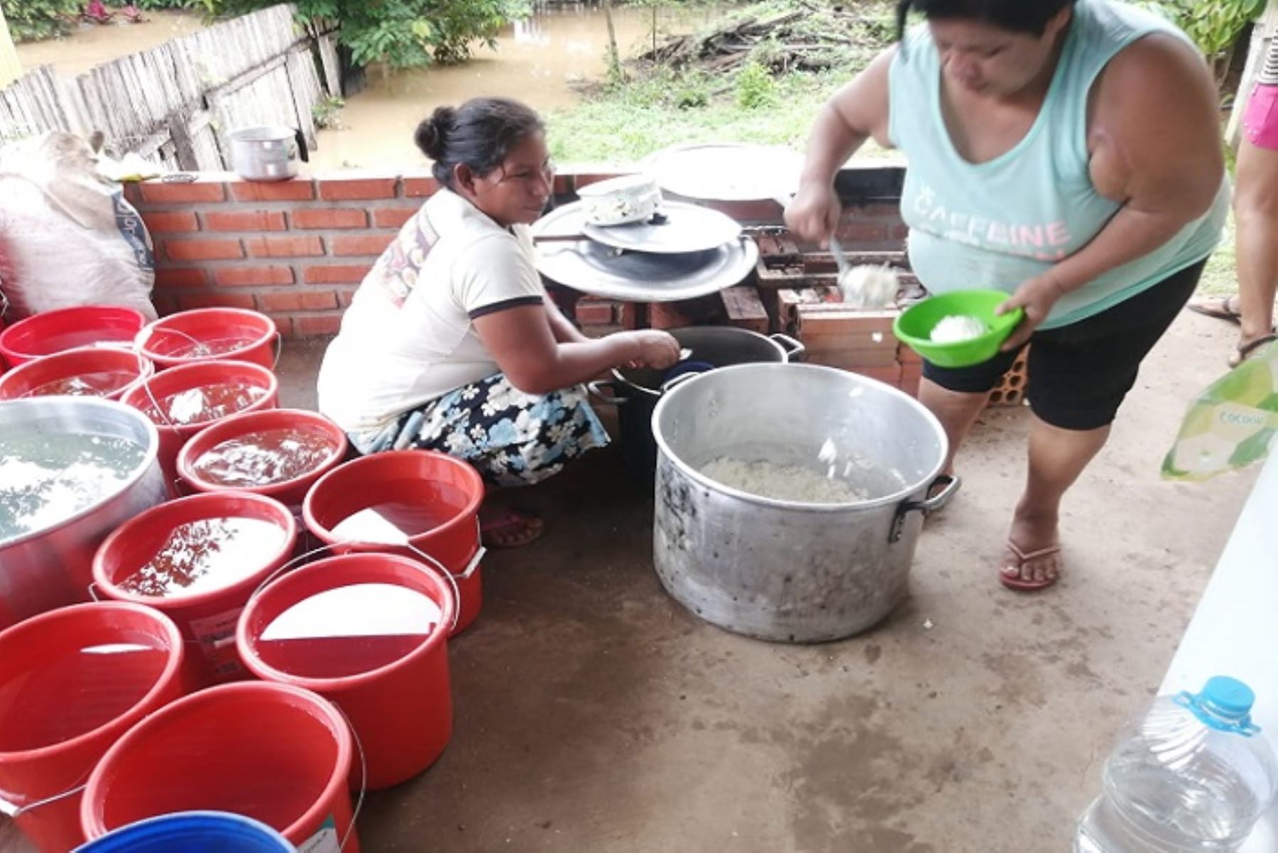 En solidaridad con los damnificados por las inundaciones, la Unidad Militar de Asentamiento Rural N° 4 del Ejército del Perú trasladó y repartió desayunos a las familias de la zona.