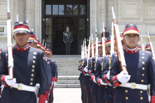 Tradicional cambio de guardia en palacio de Gobierno