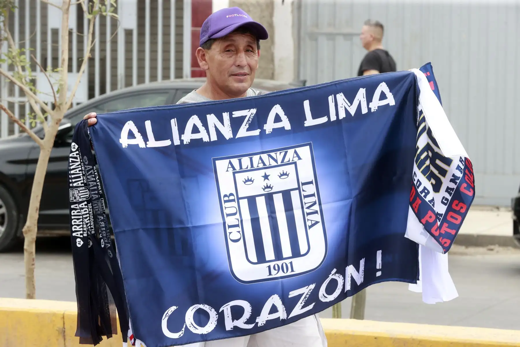 Hinchas de Alianza Lima llegan al estadio Iván Elías Moreno de Villa El Salvador. Foto: ANDINA/Vidal Tarqui