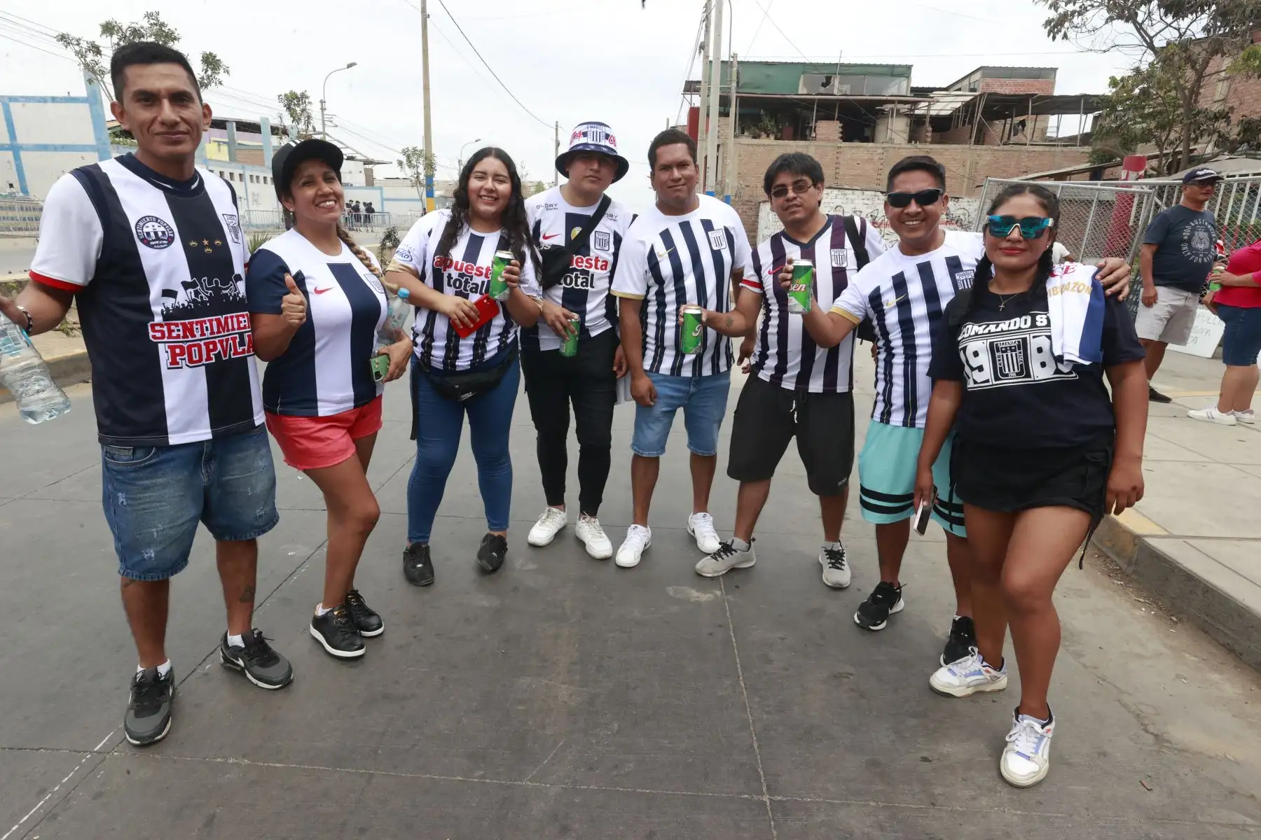 Hinchas de Alianza Lima llegan al estadio Iván Elías Moreno de Villa El Salvador. Foto: ANDINA/Vidal Tarqui