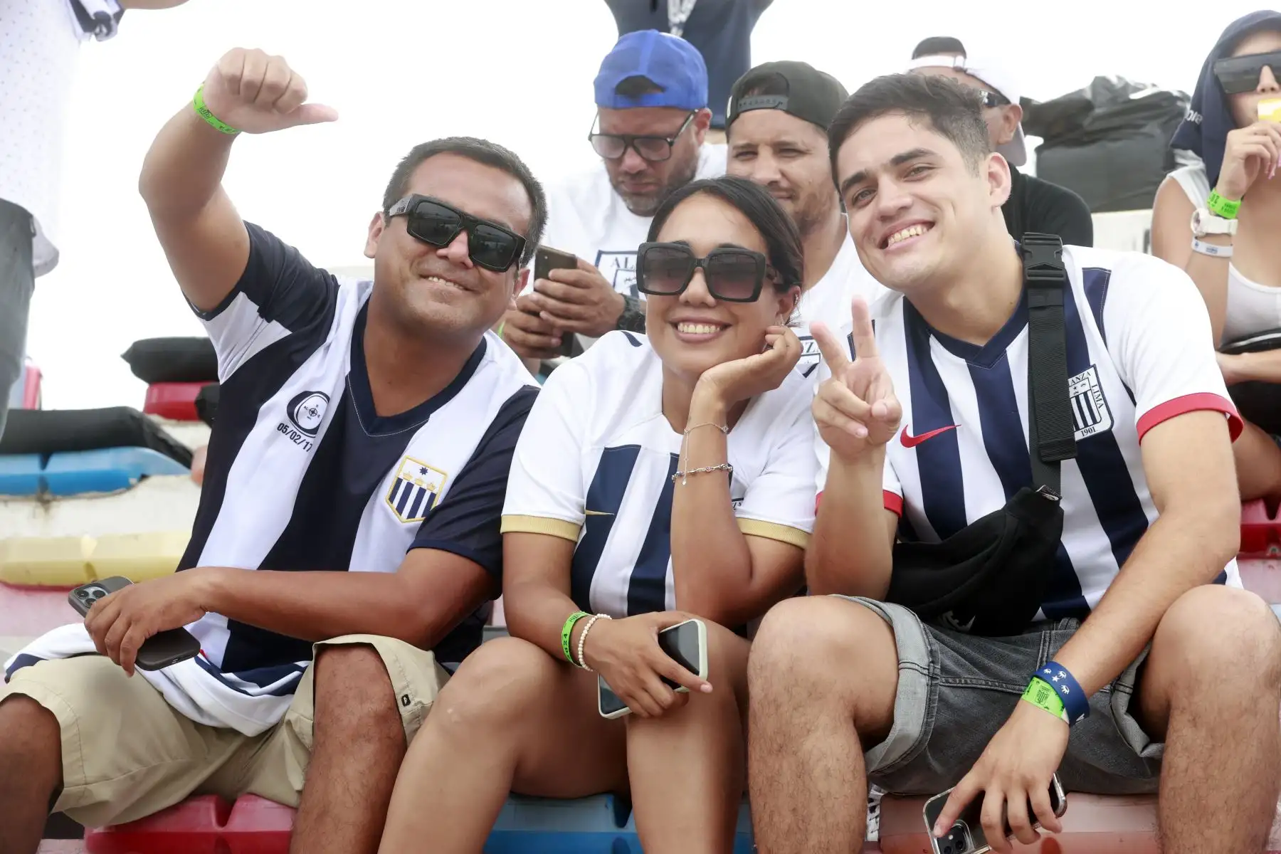 Hinchas de Alianza Lima llegan al estadio Iván Elías Moreno de Villa El Salvador. Foto: ANDINA/Vidal Tarqui