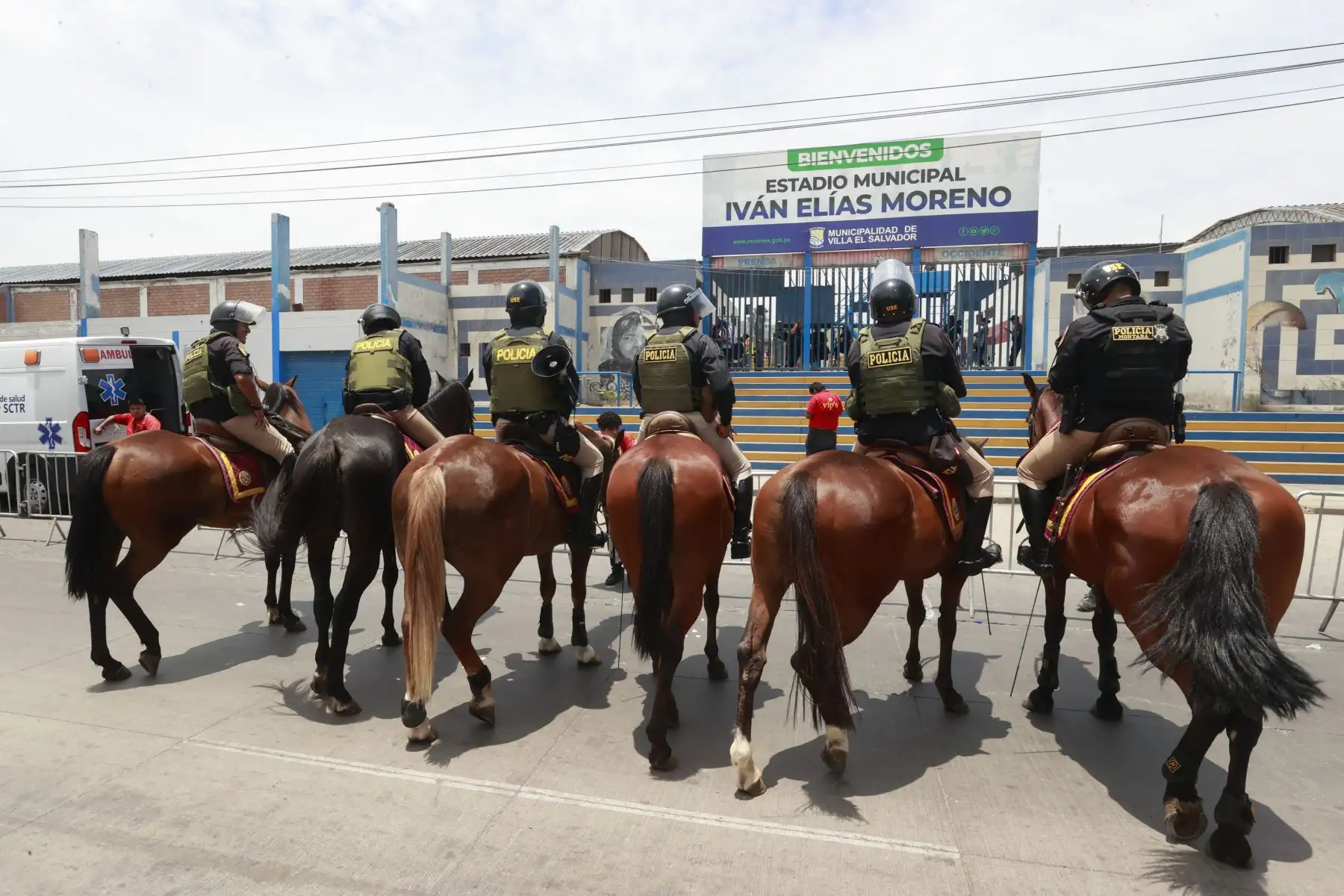 Policía Nacional del Perú en exteriores de estadio Iván Elías Moreno de Villa El Salvador. Foto: ANDINA/Vidal Tarqui