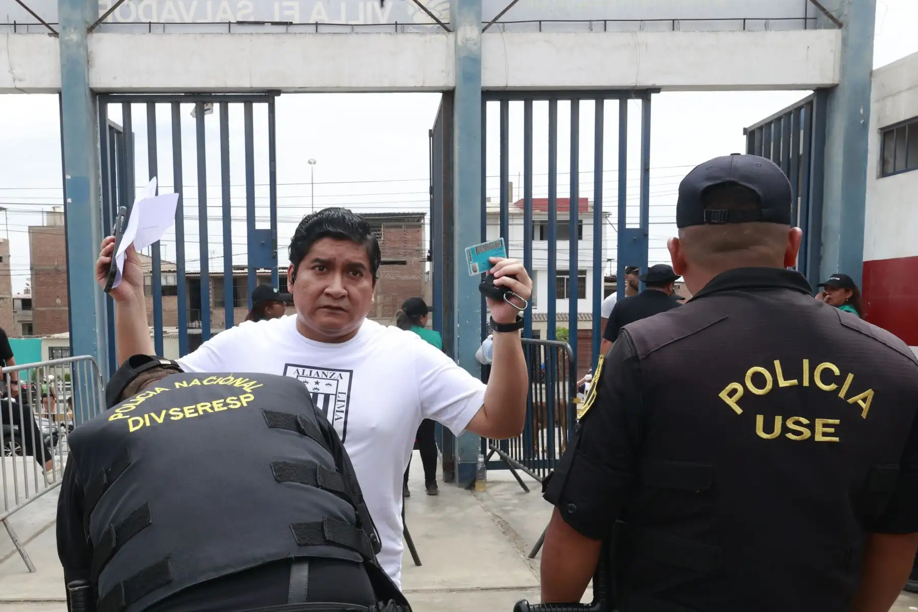 Policía Nacional del Perú en exteriores de estadio Iván Elías Moreno de Villa El Salvador. Foto: ANDINA/Vidal Tarqui