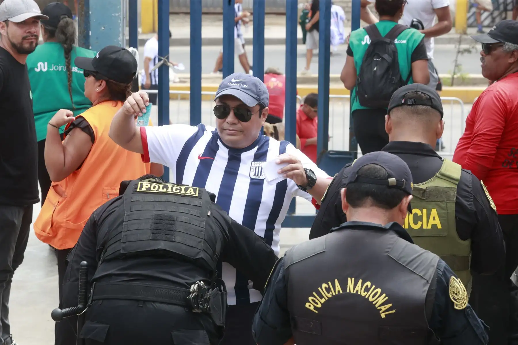 Policía Nacional del Perú en exteriores de estadio Iván Elías Moreno de Villa El Salvador. Foto: ANDINA/Vidal Tarqui