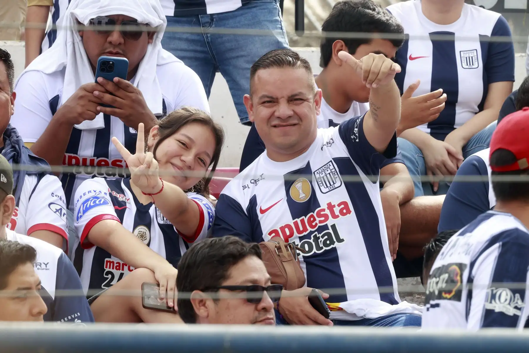 Hinchas de Alianza Lima llegan al estadio Iván Elías Moreno de Villa El Salvador. Foto: ANDINA/Vidal Tarqui