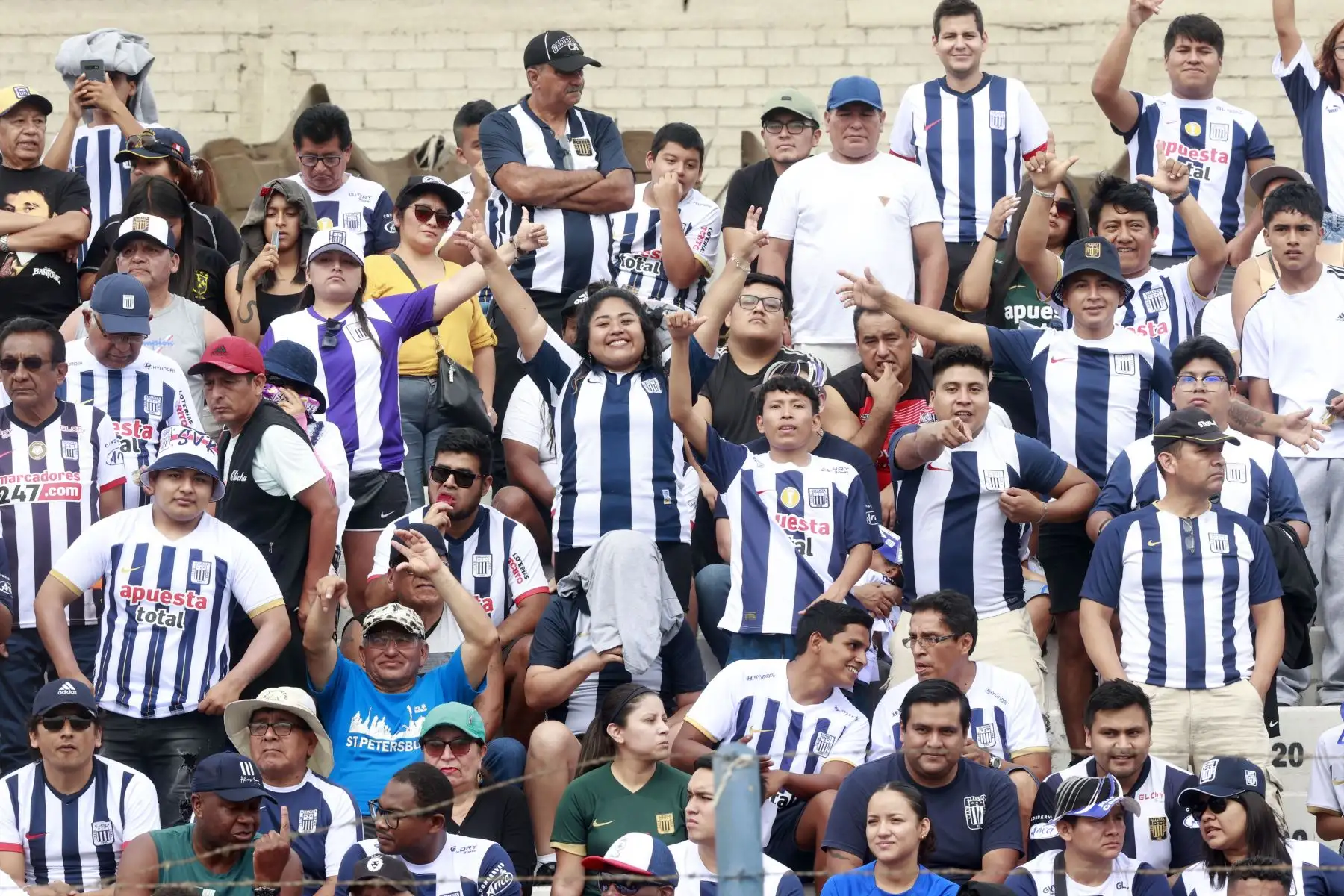 Hinchas de Alianza Lima llegan al estadio Iván Elías Moreno de Villa El Salvador. Foto: ANDINA/Vidal Tarqui