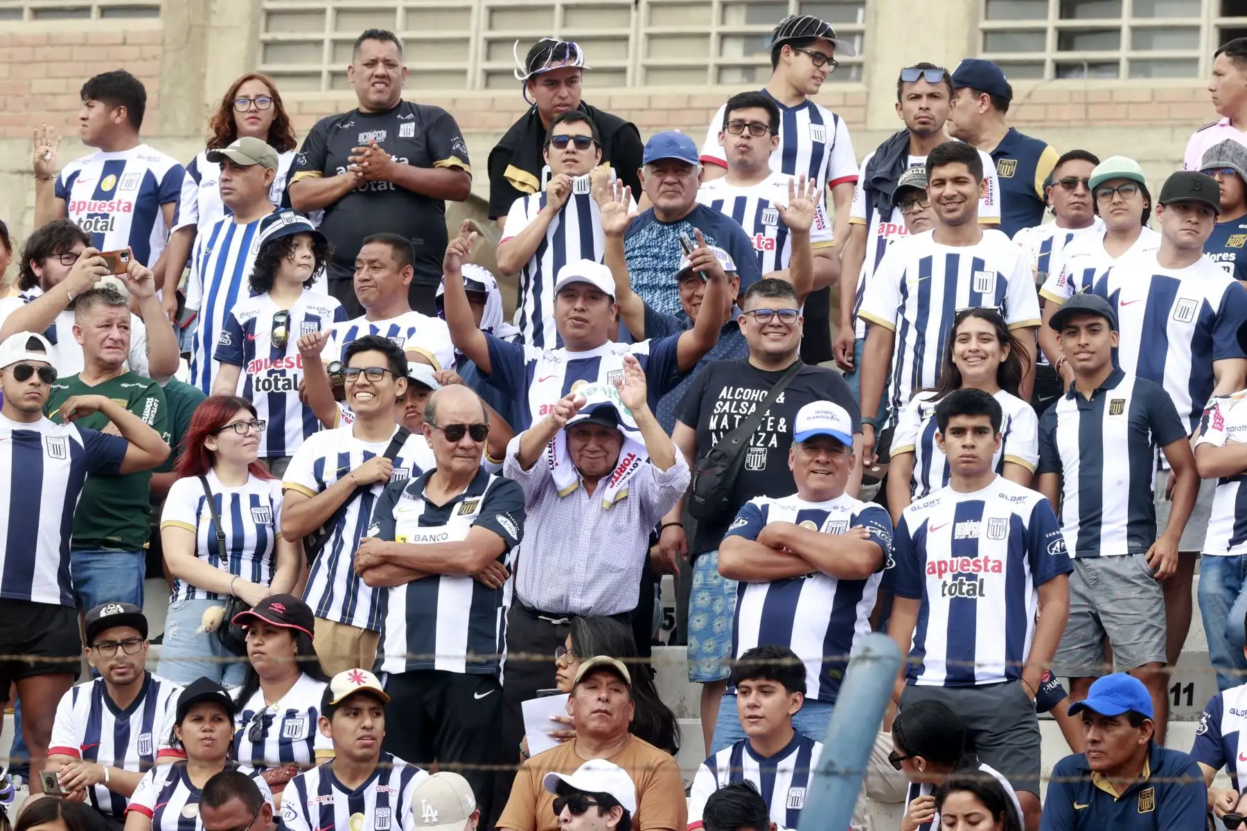 Hinchas de Alianza Lima llegan al estadio Iván Elías Moreno de Villa El Salvador. Foto: ANDINA/Vidal Tarqui