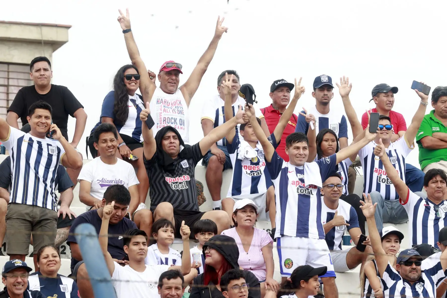 Hinchas de Alianza Lima llegan al estadio Iván Elías Moreno de Villa El Salvador. Foto: ANDINA/Vidal Tarqui