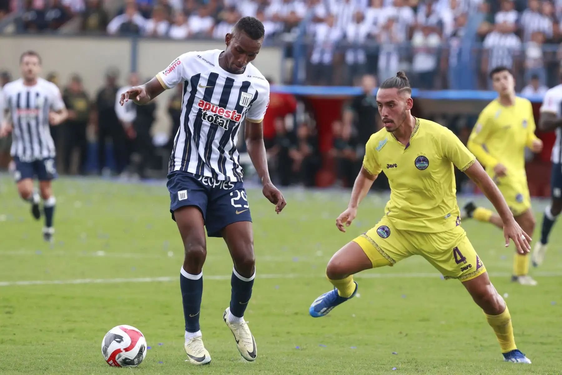Alianza Lima se enfrenta a Comerciantes Unidos  por la quinta fecha del Torneo Apertura de la Liga 1 2024, en el Estadio Iván Elías Moreno de Villa El Salvador.
Foto: ANDINA/Vidal Tarqui