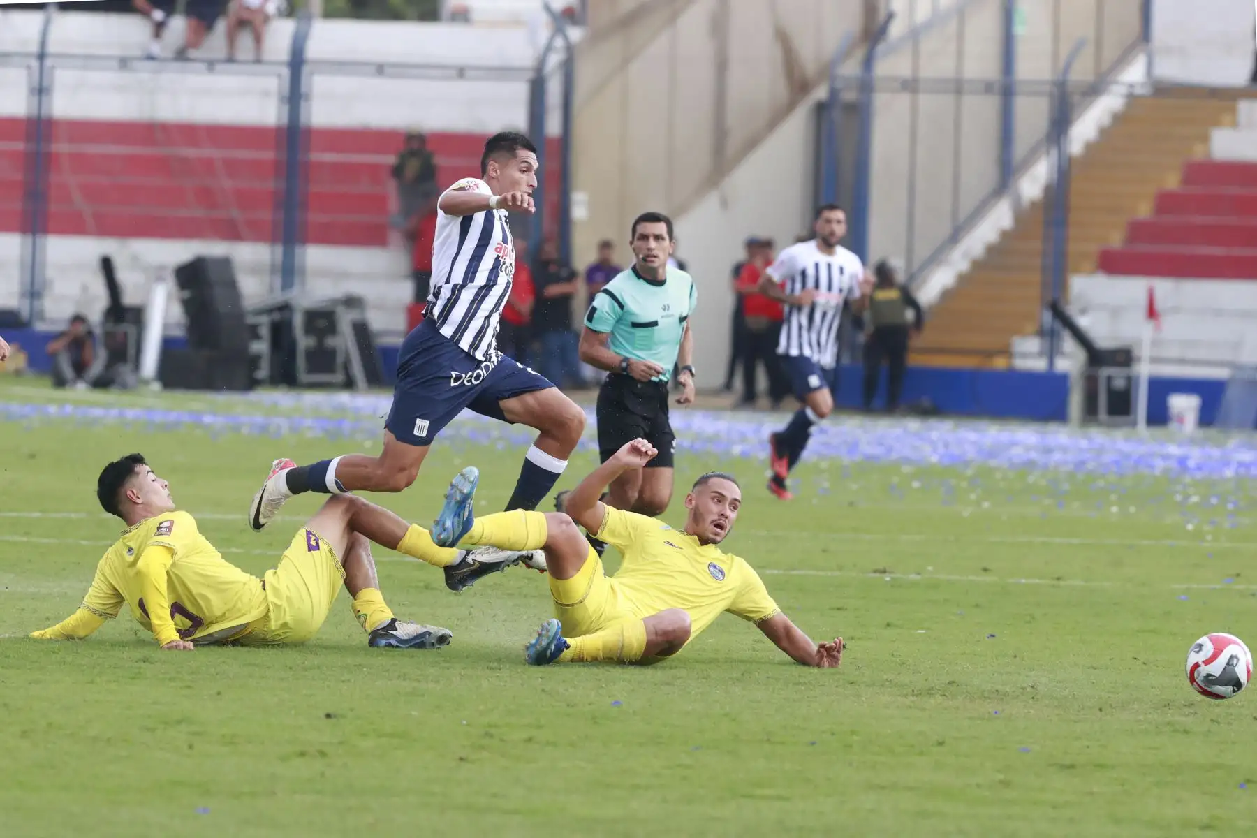 Alianza Lima se enfrenta a Comerciantes Unidos  por la quinta fecha del Torneo Apertura de la Liga 1 2024, en el Estadio Iván Elías Moreno de Villa El Salvador.
Foto: ANDINA/Vidal Tarqui