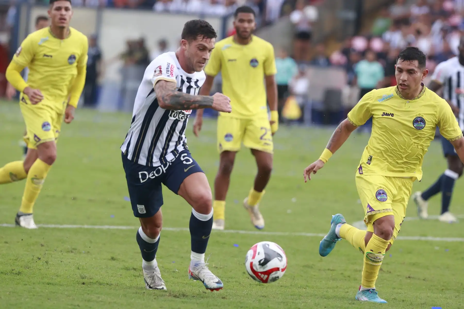 Alianza Lima se enfrenta a Comerciantes Unidos  por la quinta fecha del Torneo Apertura de la Liga 1 2024, en el Estadio Iván Elías Moreno de Villa El Salvador.
Foto: ANDINA/Vidal Tarqui