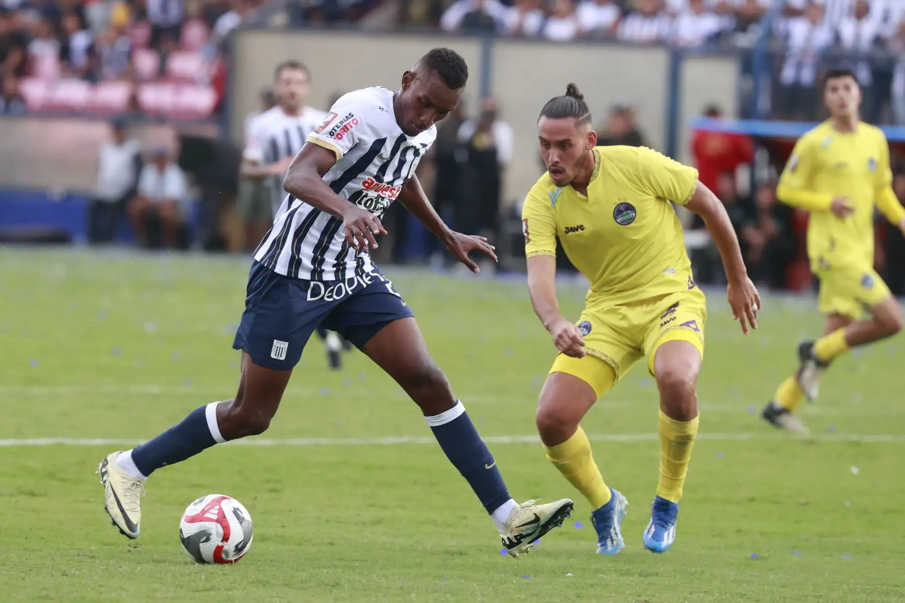Alianza Lima se enfrenta a Comerciantes Unidos  por la quinta fecha del Torneo Apertura de la Liga 1 2024, en el Estadio Iván Elías Moreno de Villa El Salvador.
Foto: ANDINA/Vidal Tarqui