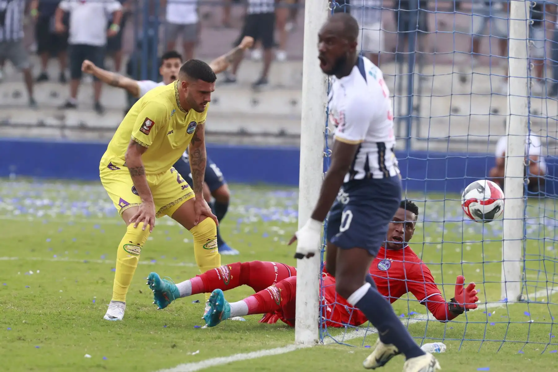 Alianza Lima se enfrenta a Comerciantes Unidos  por la quinta fecha del Torneo Apertura de la Liga 1 2024, en el Estadio Iván Elías Moreno de Villa El Salvador.
Foto: ANDINA/Vidal Tarqui