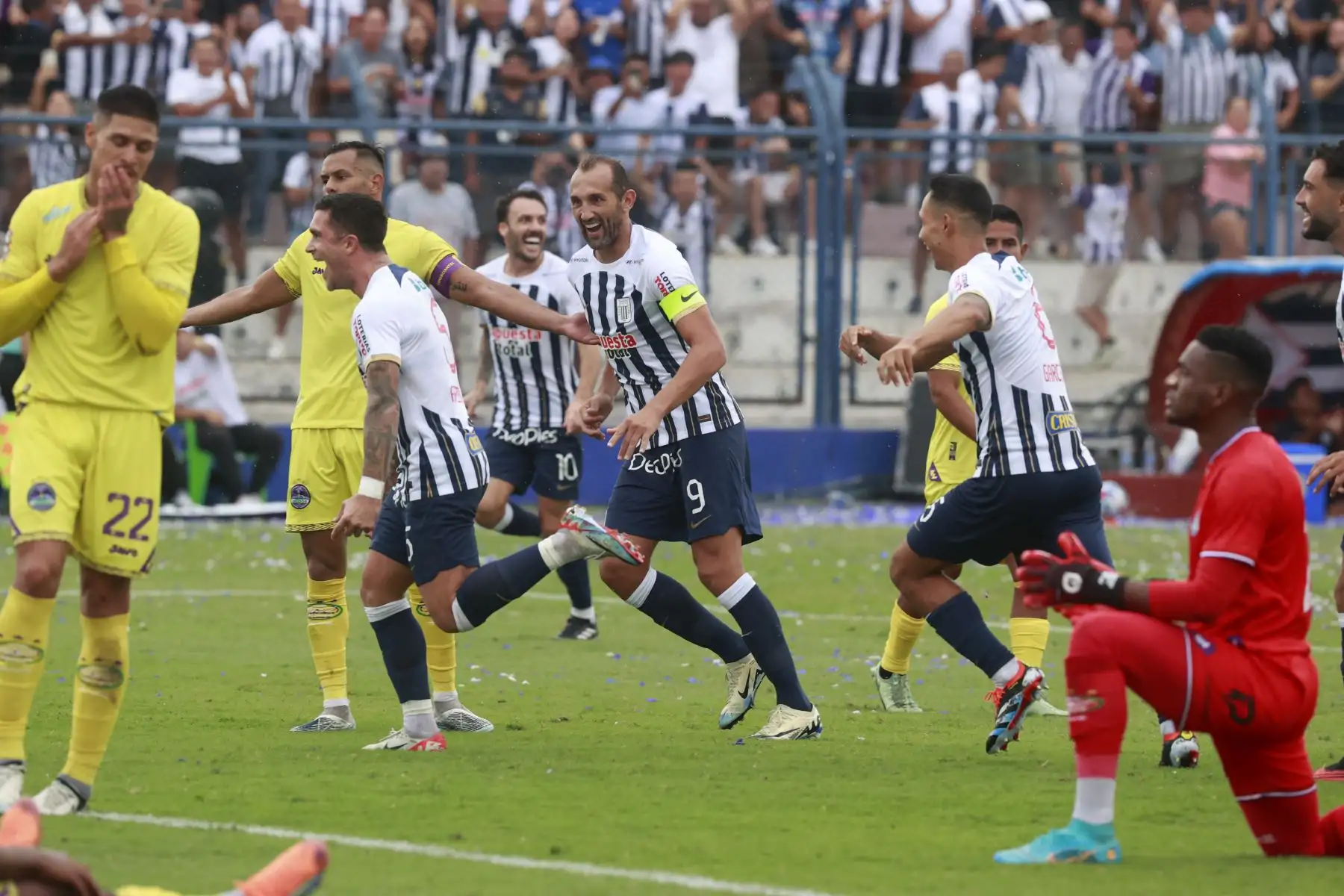 Alianza Lima se enfrenta a Comerciantes Unidos  por la quinta fecha del Torneo Apertura de la Liga 1 2024, en el Estadio Iván Elías Moreno de Villa El Salvador.
Foto: ANDINA/Vidal Tarqui