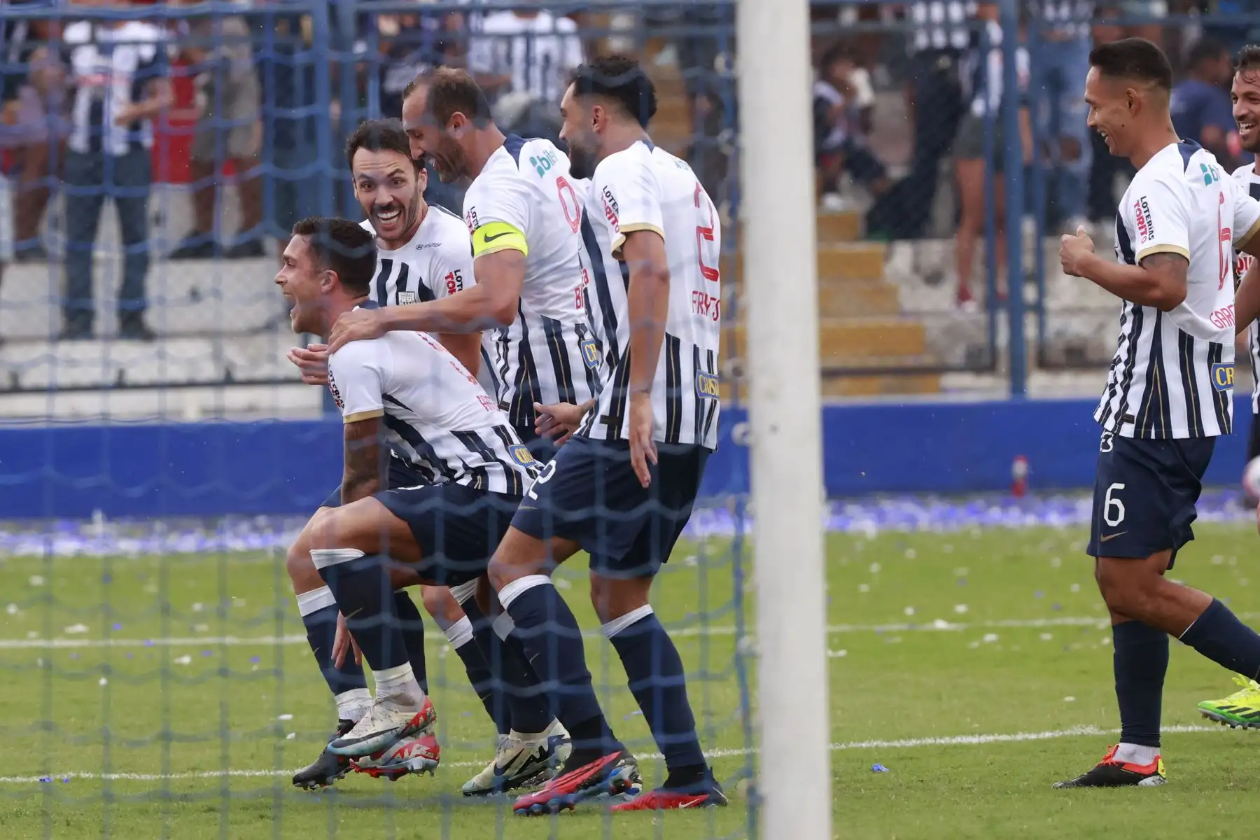 Alianza Lima se enfrenta a Comerciantes Unidos  por la quinta fecha del Torneo Apertura de la Liga 1 2024, en el Estadio Iván Elías Moreno de Villa El Salvador.
Foto: ANDINA/Vidal Tarqui