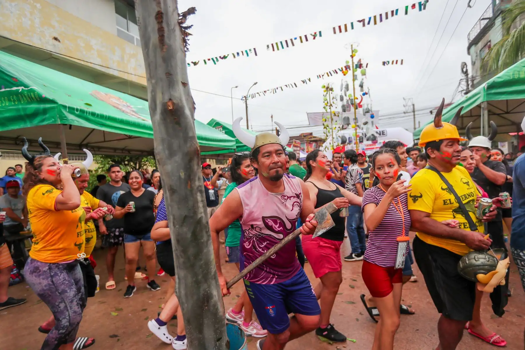 Para culminar con las celebraciones del Carnaval Ucayalino, se festejó "El día de los cachudos" celebración dónde de manera pícara los vecinos y turistas  reciben alegremente este título.
Foto: ANDINA/Ricardo Cuba