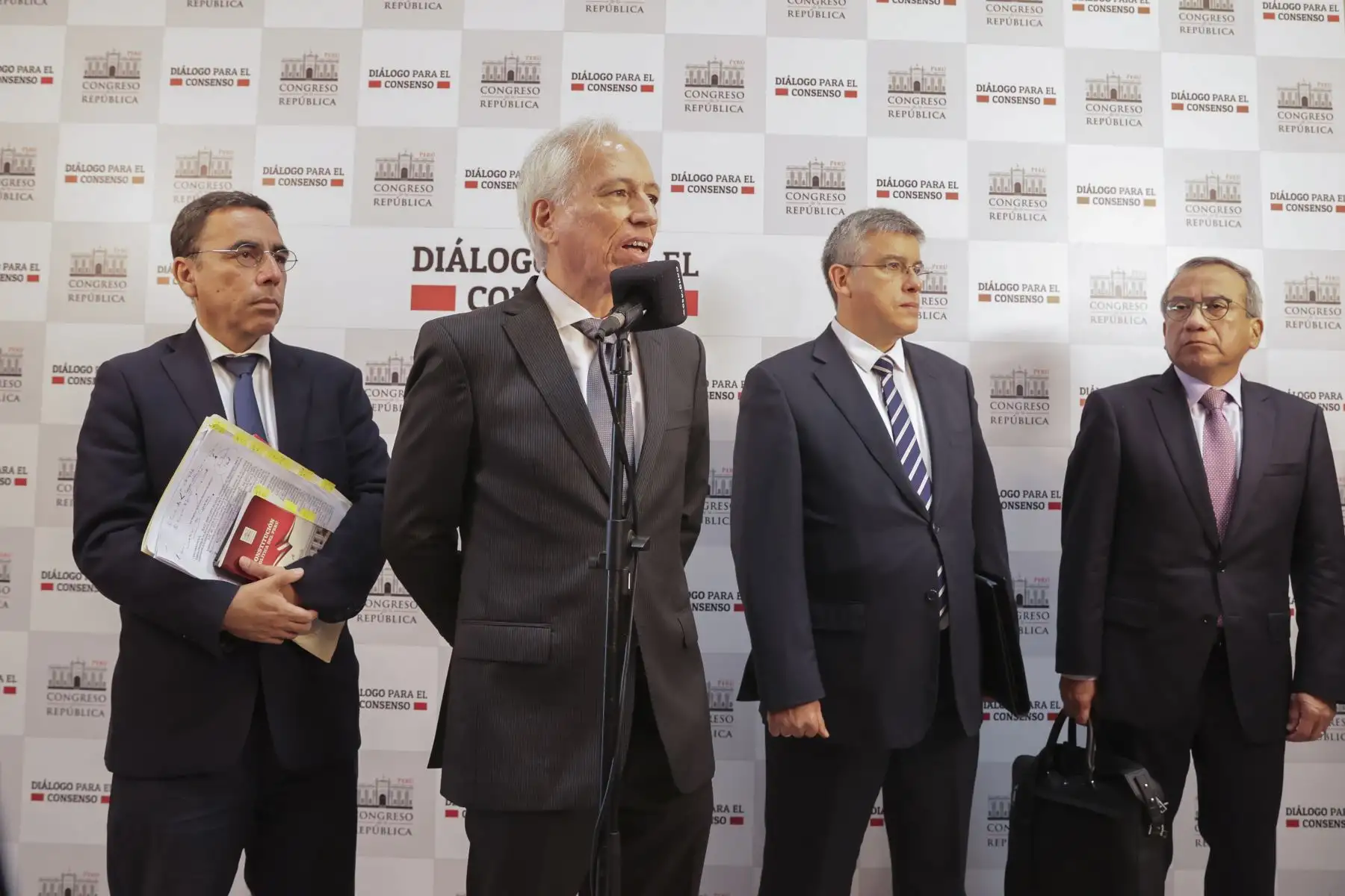 El presidente de la JNJ, Antonio de la Haza; el vicepresidente, Aldo Vásquez, junto a sus abogados Samuel Abad y Omar Cairo, asistan al Congreso a defenderse de la denuncia constitucional contra los miembros del JNJ.
Foto: ANDINA/Andrés Valle