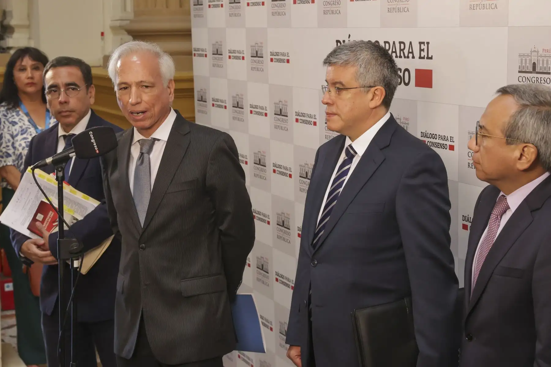 El presidente de la JNJ, Antonio de la Haza; el vicepresidente, Aldo Vásquez, junto a sus abogados Samuel Abad y Omar Cairo, asistan al Congreso a defenderse de la denuncia constitucional contra los miembros del JNJ.
Foto: ANDINA/Andrés Valle