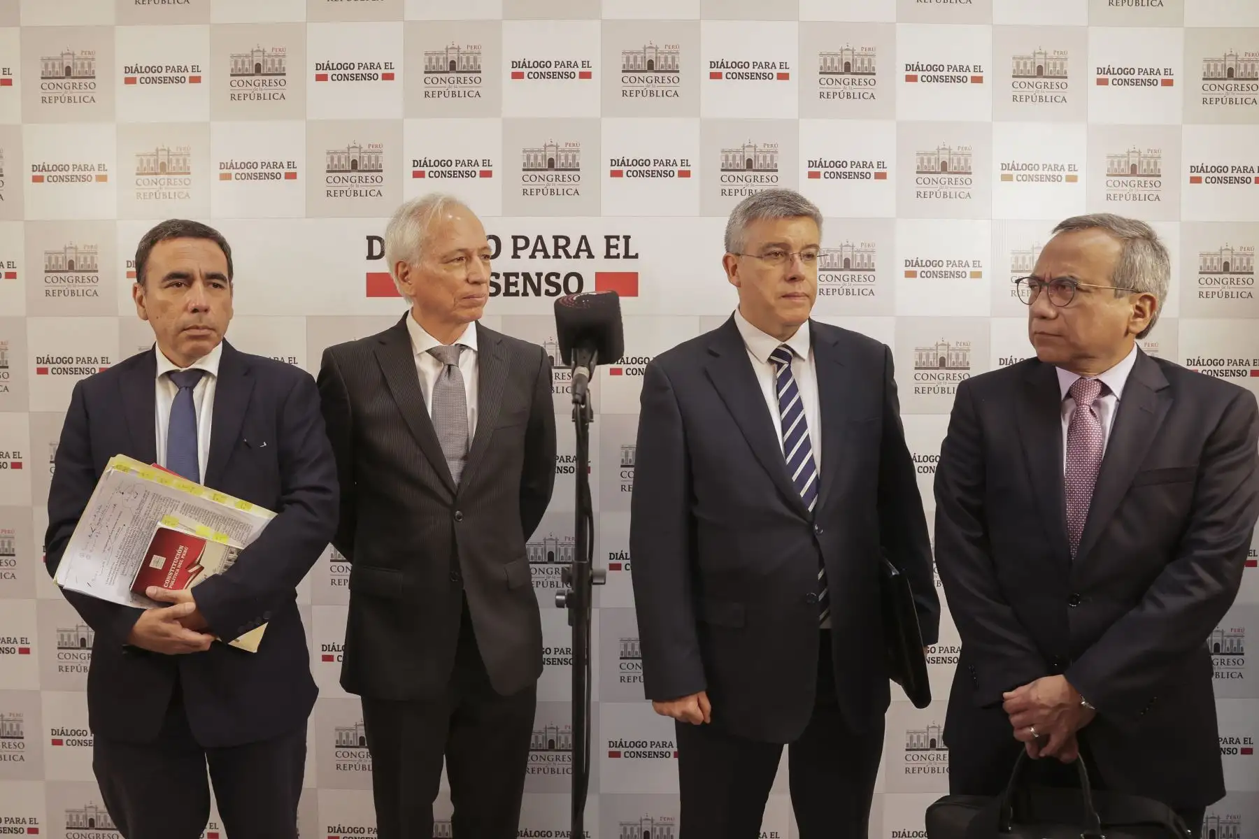 El presidente de la JNJ, Antonio de la Haza; el vicepresidente, Aldo Vásquez, junto a sus abogados Samuel Abad y Omar Cairo, asistan al Congreso a defenderse de la denuncia constitucional contra los miembros del JNJ.
Foto: ANDINA/Andrés Valle