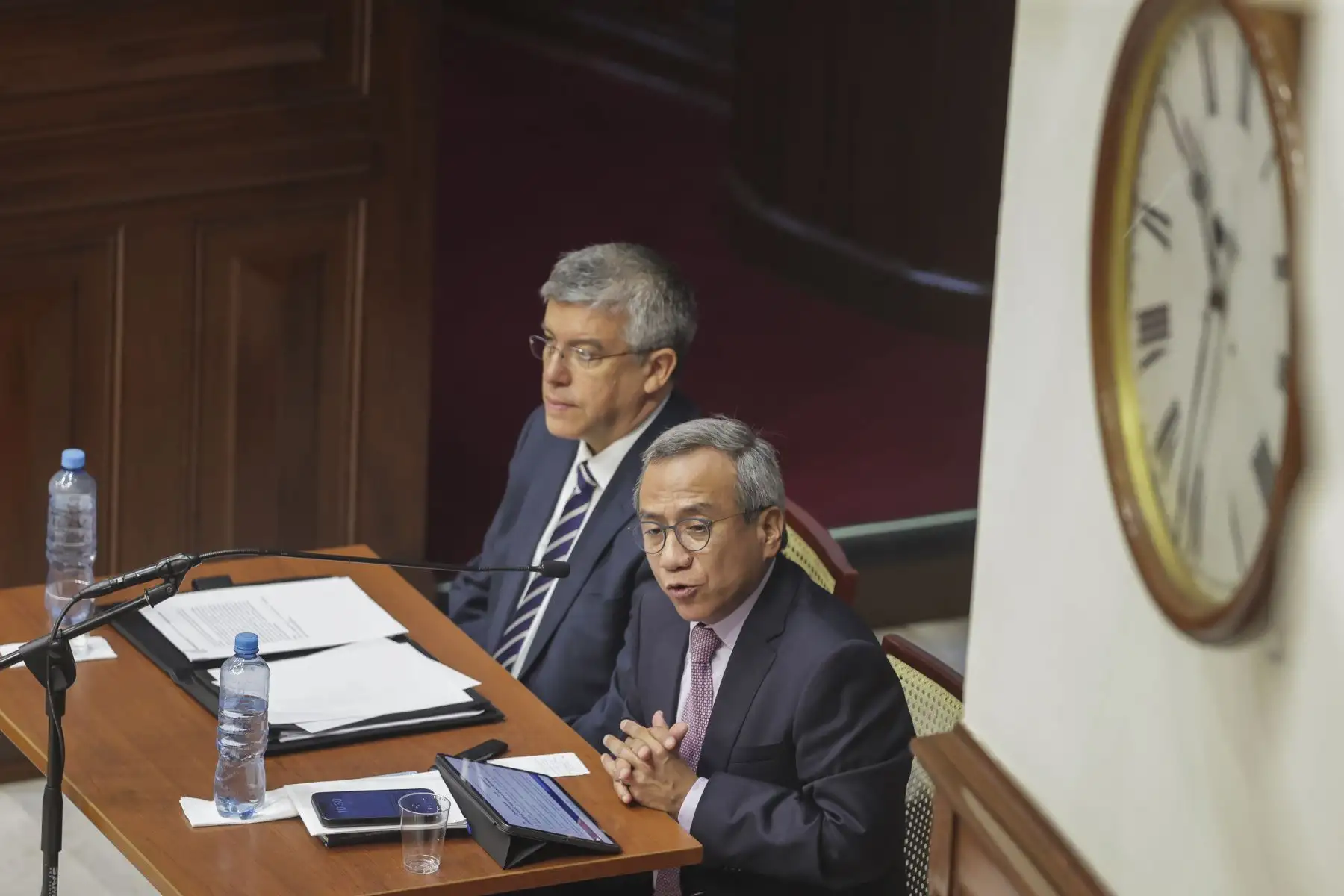 El presidente de la JNJ, Antonio de la Haza; el vicepresidente, Aldo Vásquez, junto a sus abogados Samuel Abad y Omar Cairo, asistan al Congreso a defenderse de la denuncia constitucional contra los miembros del JNJ.
Foto: ANDINA/Andrés Valle