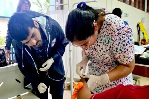 Personal de salud, a bordo de lanchas a motor, está recorriendo las principales zonas inundadas para llevar auxilio a los damnificados que lo requieran. Fotos: Diresa Madre de Dios.