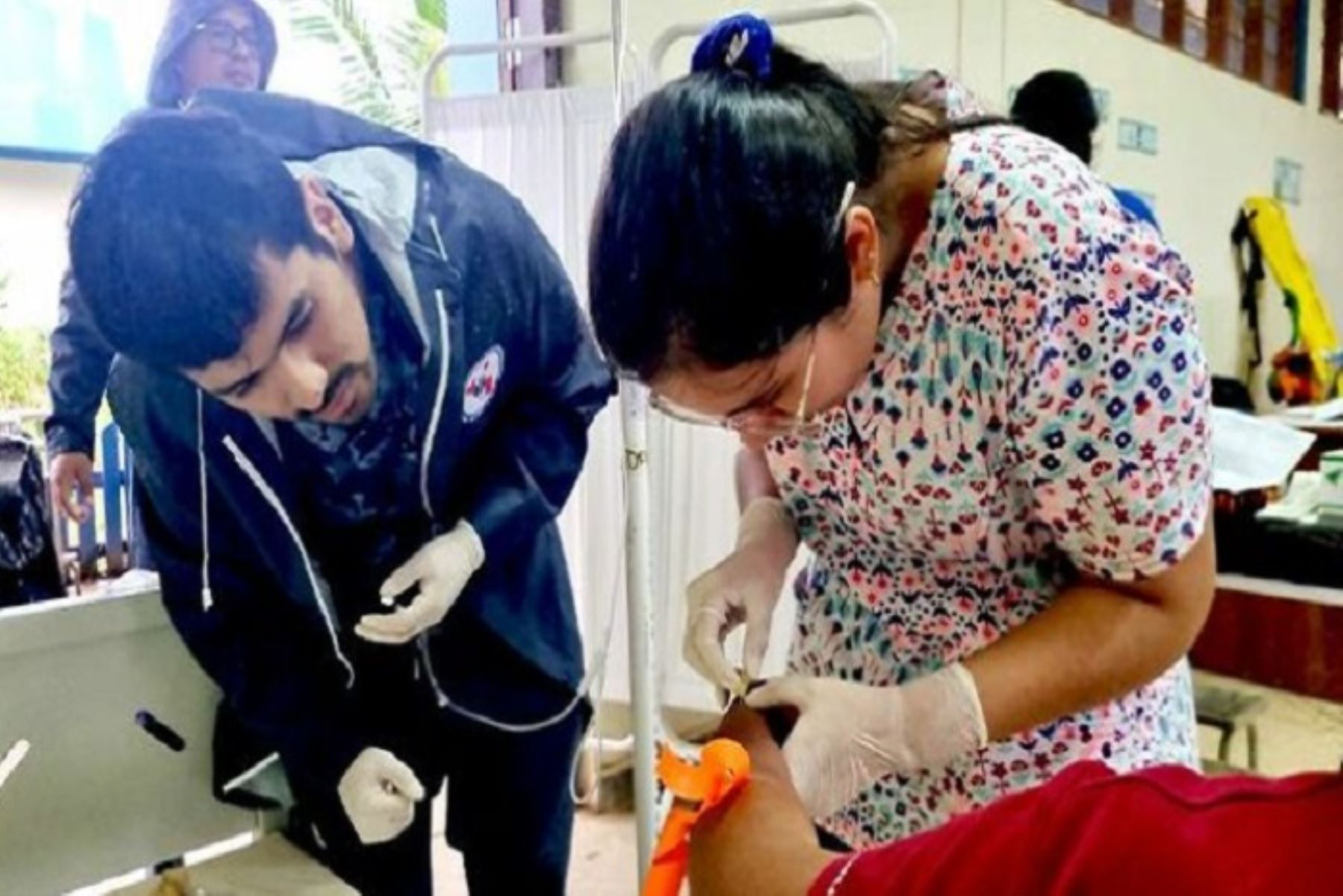 Personal de salud, a bordo de lanchas a motor, está recorriendo las principales zonas inundadas para llevar auxilio a los damnificados que lo requieran. Fotos: Diresa Madre de Dios.