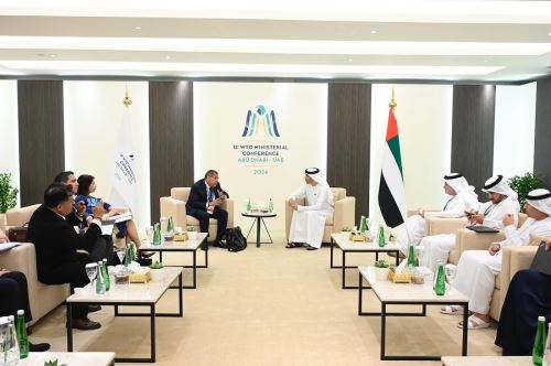 Ministro de Comercio Exterior y Turismo, Juan Carlos Mathews y su par de Emiratos Árabes Unidos, Thani bin Ahmed Al Zeyoudi, acordaron iniciar negociaciones para un acuerdo comercial en dos meses. Foto: Cortesía.