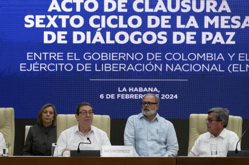 En La Habana (Cuba) transcurrió el sexto ciclo de diálogos, que culminó el 6 de febrero con una prórroga semestral del cese al fuego y una suspensión temporal de los secuestros de la guerrilla. Foto: AFP