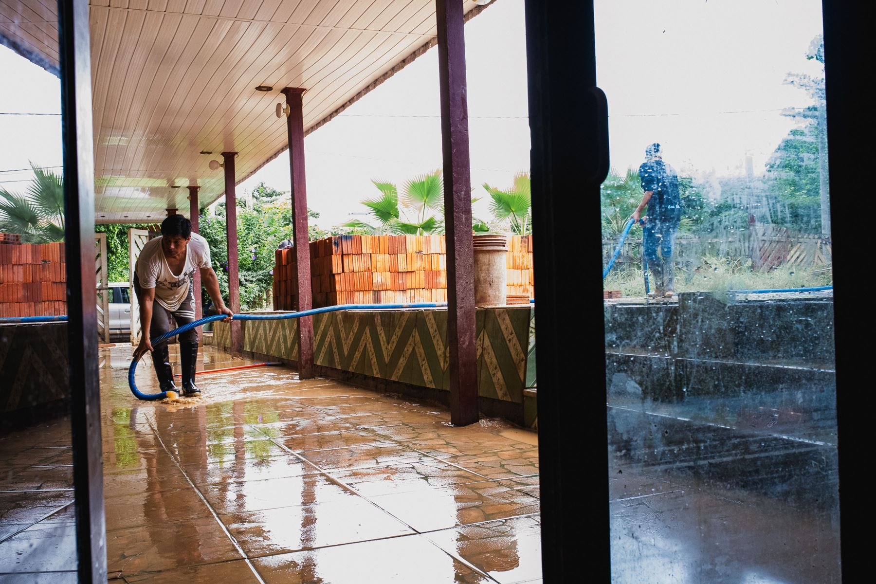Iñapari, la última ciudad fronteriza que conecta Perú con Brasil a través del Puente de la Integración, en Madre de Dios, ha quedado sumergida desde hace cuatro días, debido al desborde de los ríos Acre y Yaverija.
Foto: cortesía Paolo Peña