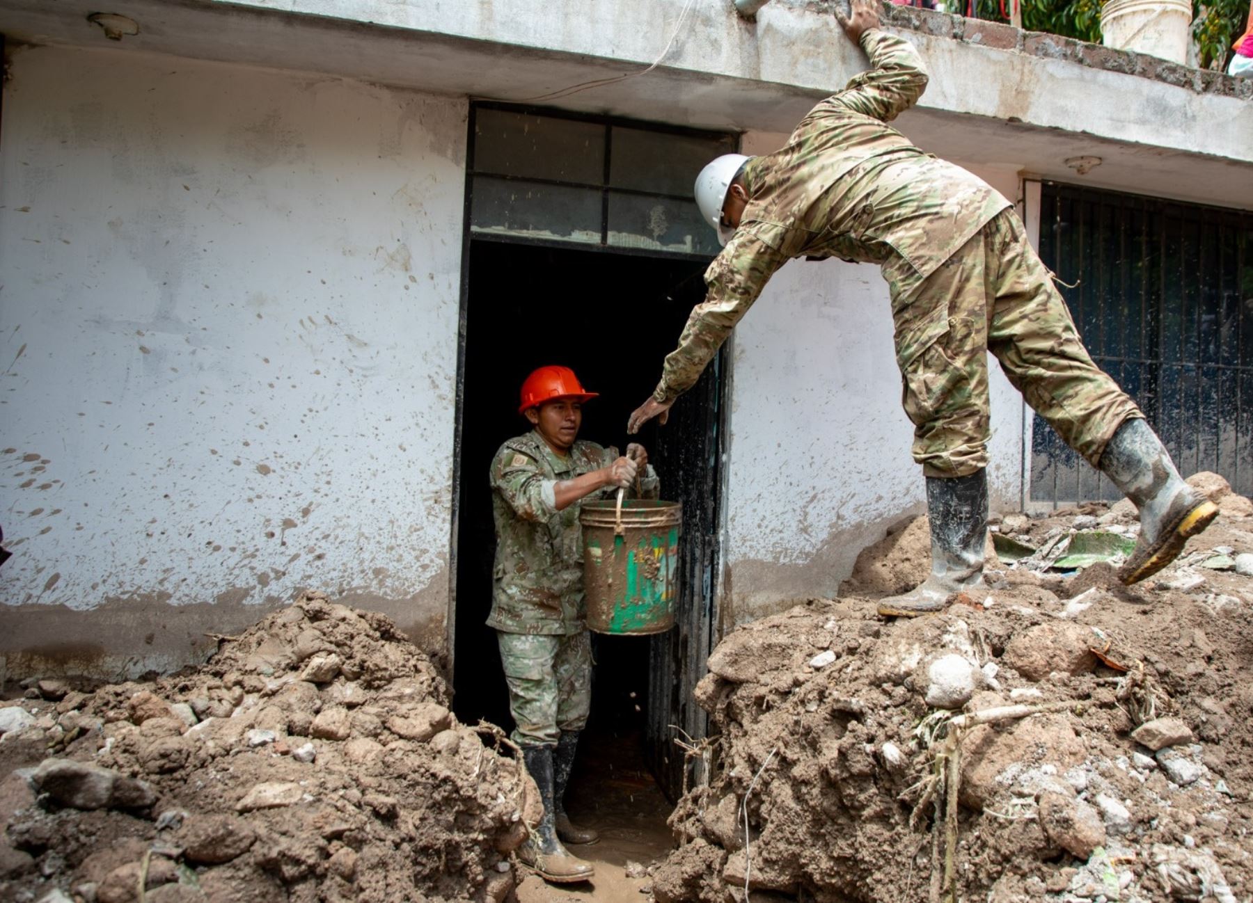 Miembros del Ejército del Perú trabajan en las labores de limpieza de las viviendas afectadas por el huaico y la lluvia intensa que afectó a la ciudad de Ayacucho.