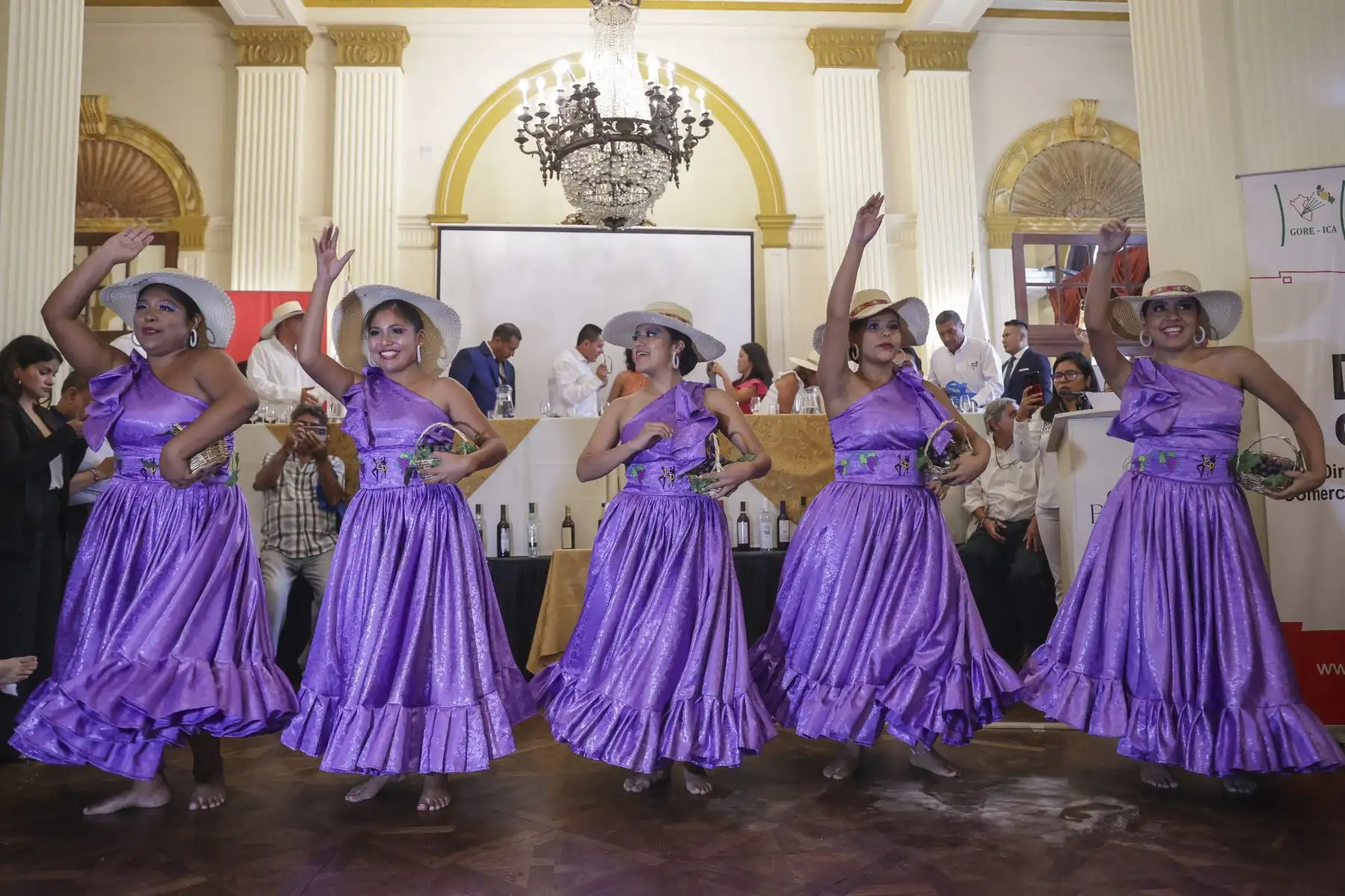Con el tradicional pisado de uva y con la presencia de la ministra de Cultura, Leslie Urteaga, la Dirección Regional de Comercio Exterior y Turismo de Ica (DIRCETUR) y la Municipalidad Provincial de Ica, realizaron el lanzamiento de la 59 edición del Festival Internacional de la Vendimia 2024. Asimismo, se presentaron los programas oficiales de las Vendimias de Paracas, Pisco, Nasca y Chincha y se invitó al público en general a ser parte de esta celebración.
Foto: ANDINA/Andrés Valle