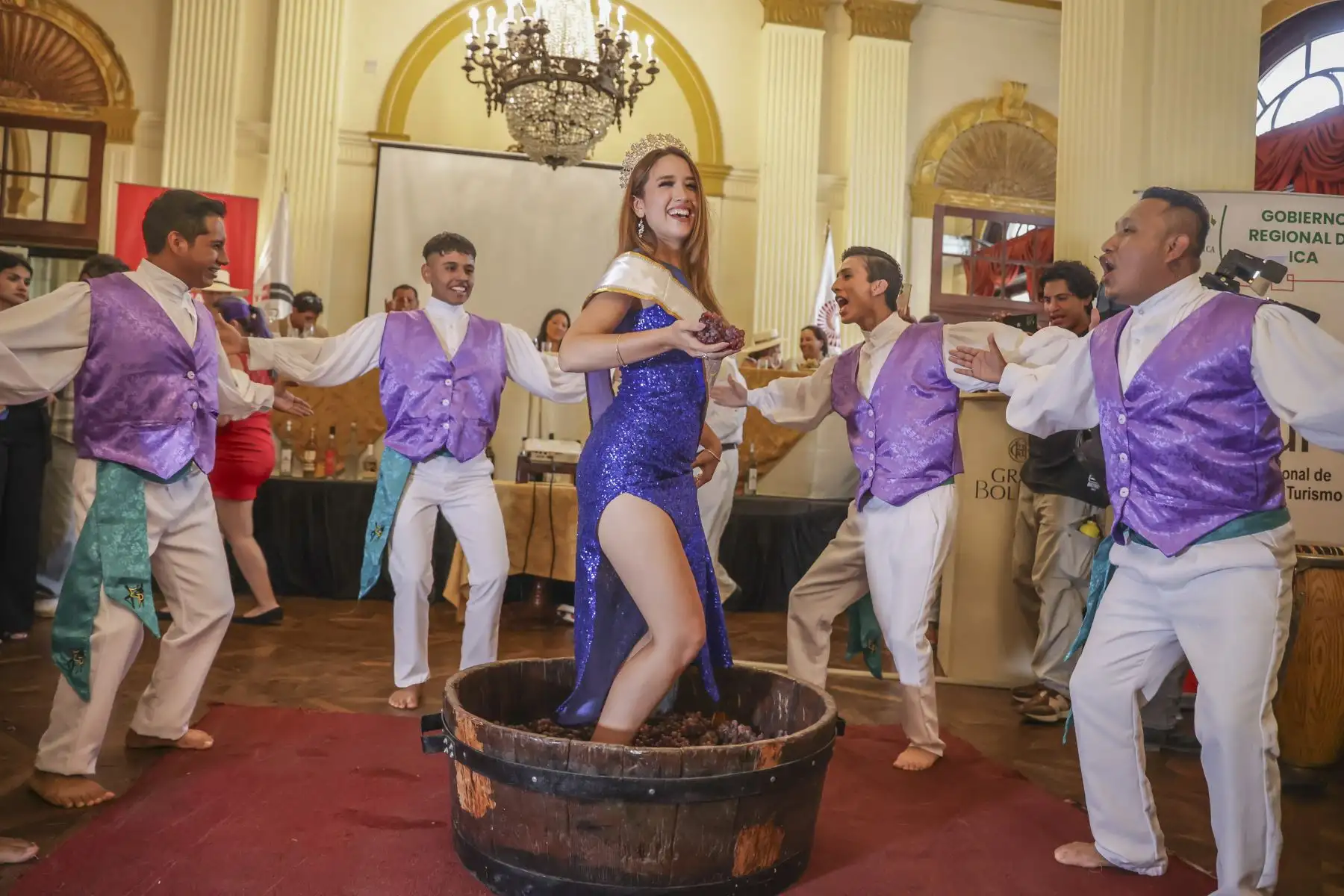 Con el tradicional pisado de uva y con la presencia de la ministra de Cultura, Leslie Urteaga, la Dirección Regional de Comercio Exterior y Turismo de Ica (DIRCETUR) y la Municipalidad Provincial de Ica, realizaron el lanzamiento de la 59 edición del Festival Internacional de la Vendimia 2024. Asimismo, se presentaron los programas oficiales de las Vendimias de Paracas, Pisco, Nasca y Chincha y se invitó al público en general a ser parte de esta celebración.
Foto: ANDINA/Andrés Valle