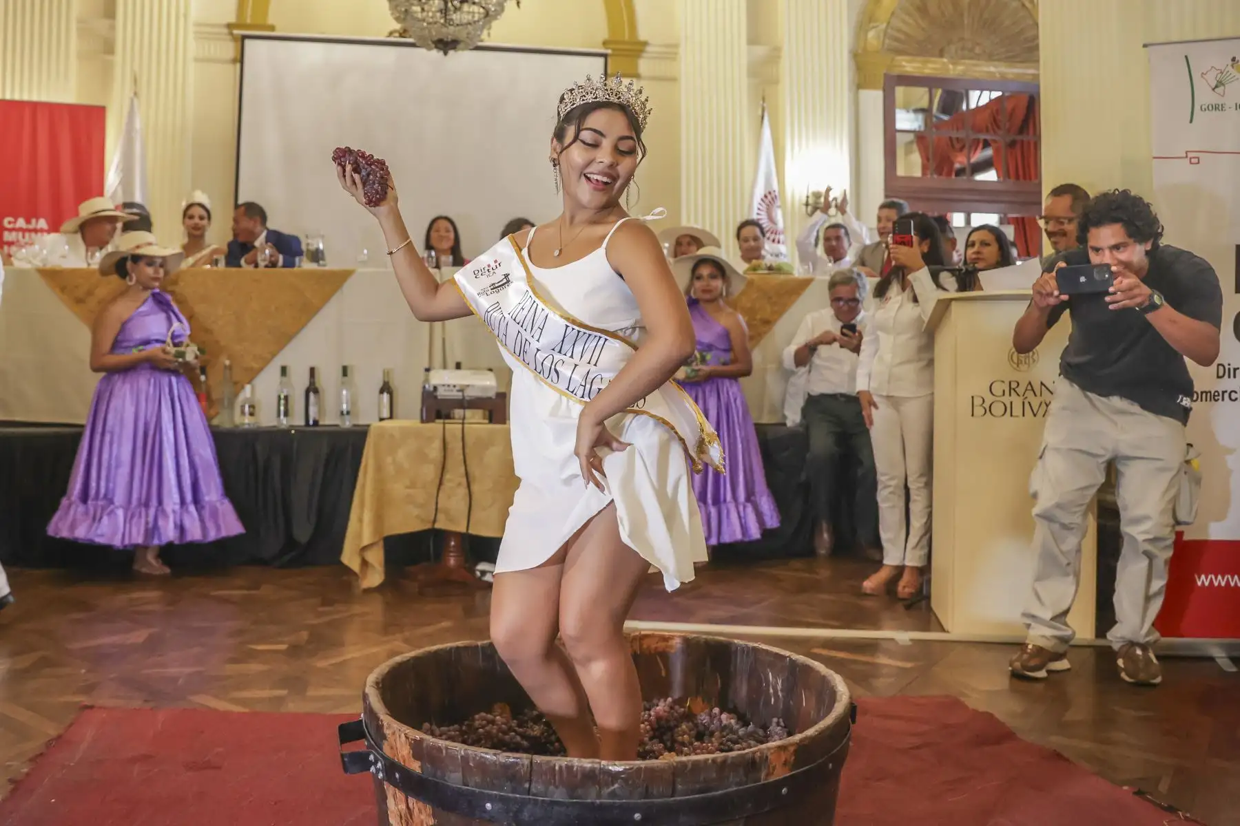 Con el tradicional pisado de uva y con la presencia de la ministra de Cultura, Leslie Urteaga, la Dirección Regional de Comercio Exterior y Turismo de Ica (DIRCETUR) y la Municipalidad Provincial de Ica, realizaron el lanzamiento de la 59 edición del Festival Internacional de la Vendimia 2024. Asimismo, se presentaron los programas oficiales de las Vendimias de Paracas, Pisco, Nasca y Chincha y se invitó al público en general a ser parte de esta celebración.
Foto: ANDINA/Andrés Valle