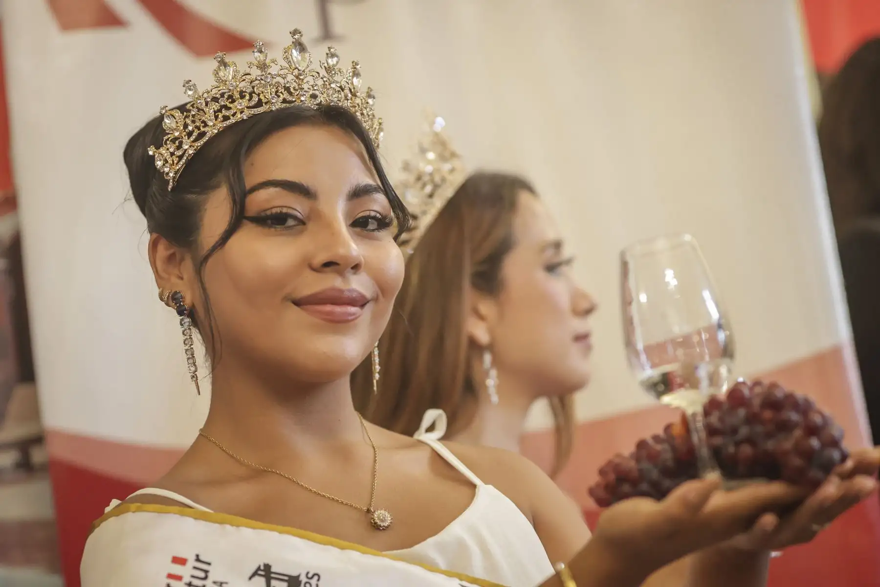 Con el tradicional pisado de uva y con la presencia de la ministra de Cultura, Leslie Urteaga, la Dirección Regional de Comercio Exterior y Turismo de Ica (DIRCETUR) y la Municipalidad Provincial de Ica, realizaron el lanzamiento de la 59 edición del Festival Internacional de la Vendimia 2024. Asimismo, se presentaron los programas oficiales de las Vendimias de Paracas, Pisco, Nasca y Chincha y se invitó al público en general a ser parte de esta celebración.
Foto: ANDINA/Andrés Valle