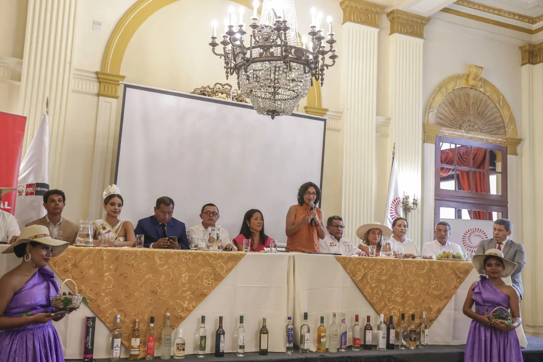 Con el tradicional pisado de uva y con la presencia de la ministra de Cultura, Leslie Urteaga, la Dirección Regional de Comercio Exterior y Turismo de Ica (DIRCETUR) y la Municipalidad Provincial de Ica, realizaron el lanzamiento de la 59 edición del Festival Internacional de la Vendimia 2024. Asimismo, se presentaron los programas oficiales de las Vendimias de Paracas, Pisco, Nasca y Chincha y se invitó al público en general a ser parte de esta celebración.
Foto: ANDINA/Andrés Valle