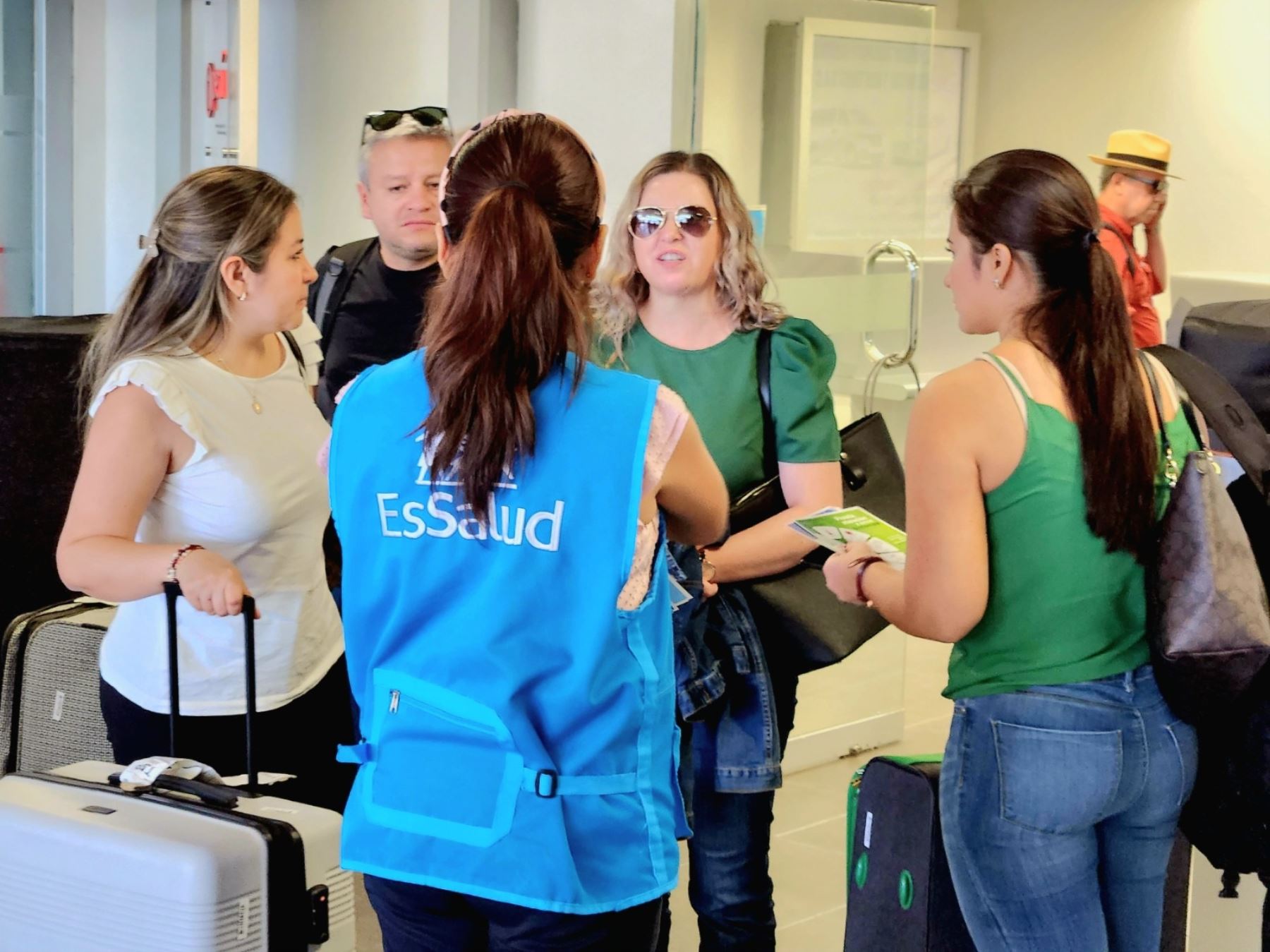 Brigadistas de EsSalud realizan campaña de prevención del dengue en aeropuerto de Tumbes. Foto: ANDINA/difusión.