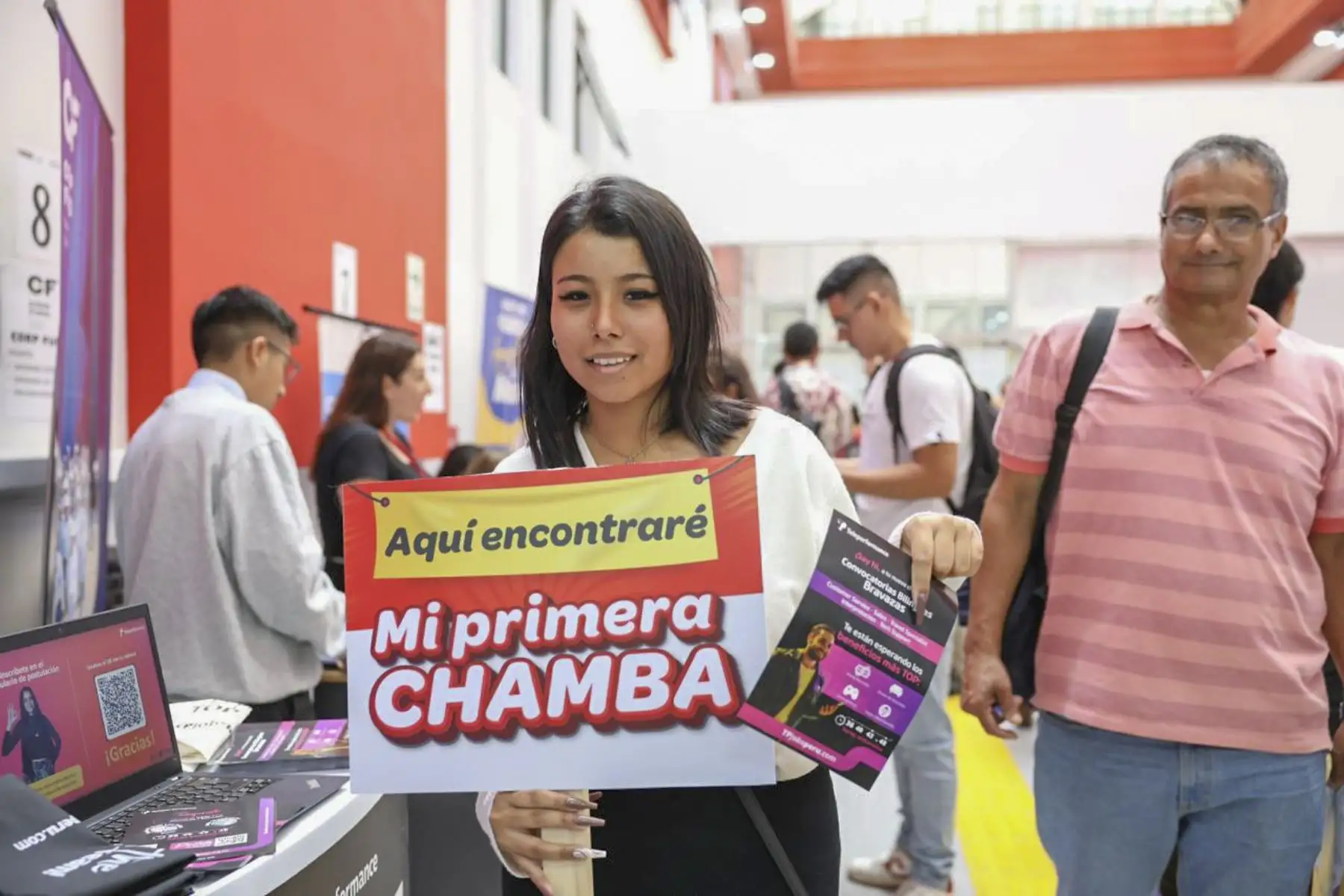 Desde el Centro de Empleo de Lima Metropolitana, el ministro, Daniel Maurate, inauguró una nueva edición de la convocatoria masiva de empleo bajo el nombre de "Maratón del Empleo: Mi Primera Chamba", que busca acelerar el proceso de inserción laboral para personas sin experiencia. Esta actividad organizada por el MTPE ofrece más de 1114 oportunidades de trabajo formal a través de la participación de 33 empresas líderes en su rubro.
Foto: ANDINA/MINTRA