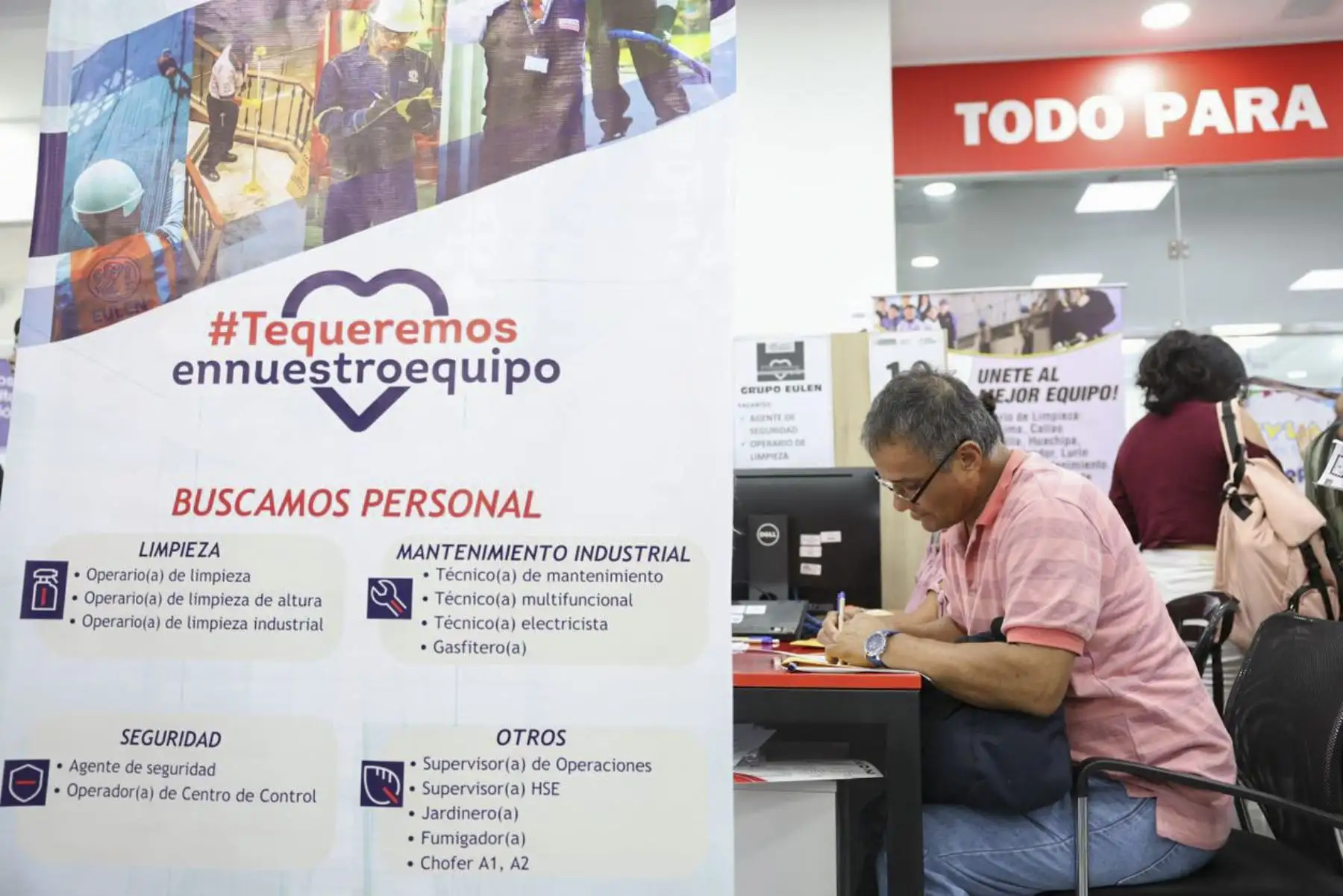 Desde el Centro de Empleo de Lima Metropolitana, el ministro, Daniel Maurate, inauguró una nueva edición de la convocatoria masiva de empleo bajo el nombre de "Maratón del Empleo: Mi Primera Chamba", que busca acelerar el proceso de inserción laboral para personas sin experiencia. Esta actividad organizada por el MTPE ofrece más de 1114 oportunidades de trabajo formal a través de la participación de 33 empresas líderes en su rubro.
Foto: ANDINA/MINTRA