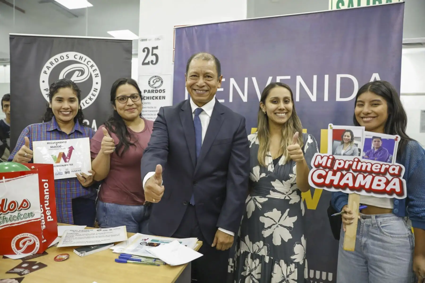 Desde el Centro de Empleo de Lima Metropolitana, el ministro, Daniel Maurate, inauguró una nueva edición de la convocatoria masiva de empleo bajo el nombre de "Maratón del Empleo: Mi Primera Chamba", que busca acelerar el proceso de inserción laboral para personas sin experiencia. Esta actividad organizada por el MTPE ofrece más de 1114 oportunidades de trabajo formal a través de la participación de 33 empresas líderes en su rubro.
Foto: ANDINA/MINTRA