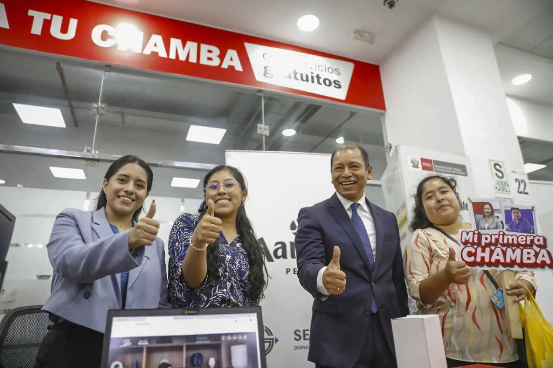 Desde el Centro de Empleo de Lima Metropolitana, el ministro, Daniel Maurate, inauguró una nueva edición de la convocatoria masiva de empleo bajo el nombre de "Maratón del Empleo: Mi Primera Chamba", que busca acelerar el proceso de inserción laboral para personas sin experiencia. Esta actividad organizada por el MTPE ofrece más de 1114 oportunidades de trabajo formal a través de la participación de 33 empresas líderes en su rubro.
Foto: ANDINA/MINTRA