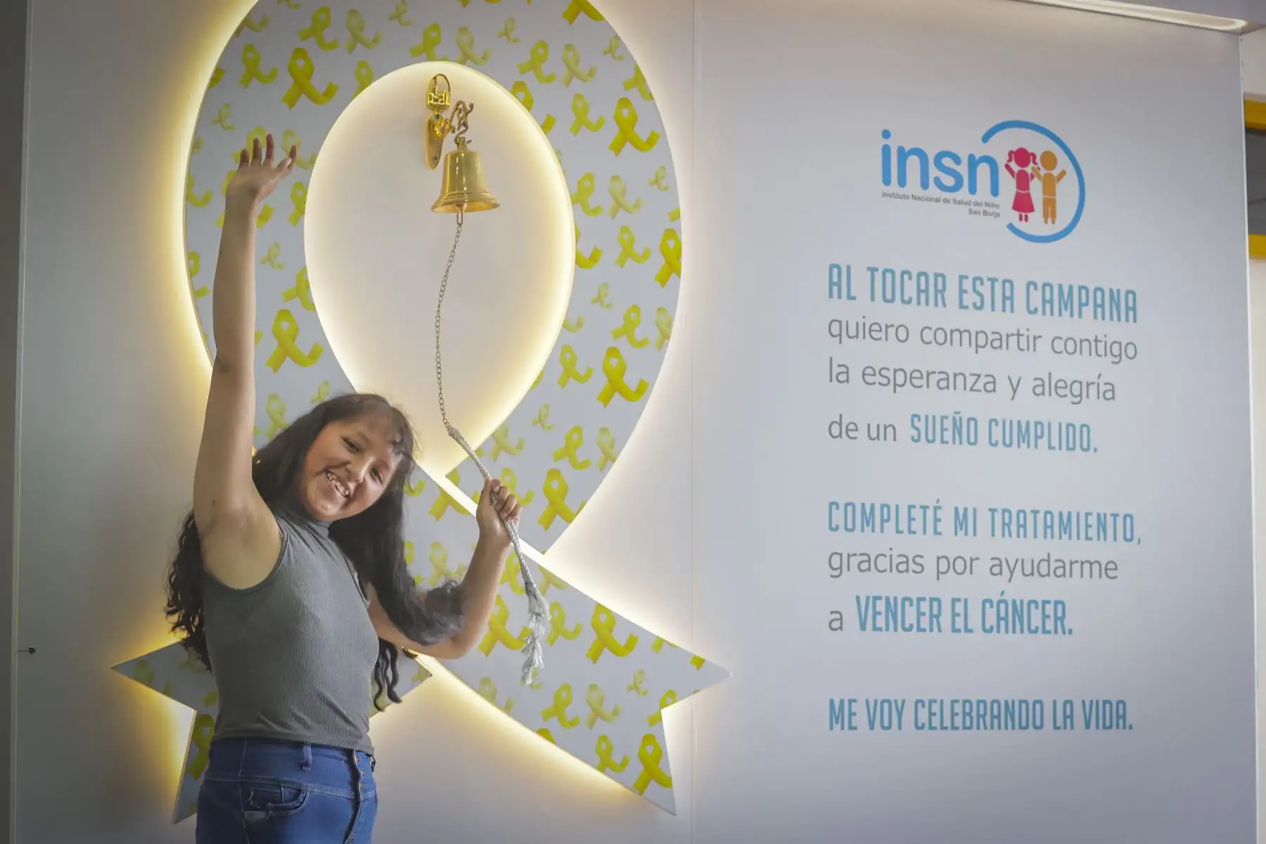 Emily, natural de La Oroya, fue diagnosticada de una leucemia linfoblástica aguda LLA, un cáncer a la sangre, cuando apenas tenía 7 años de vida. Desde entonces, su vida cambió y tuvo que iniciar un tratamiento especializado en el servicio de Hematología del INSN San Borja que implicó quimioterapias.
Foto: ANDINA/Andrés Valle