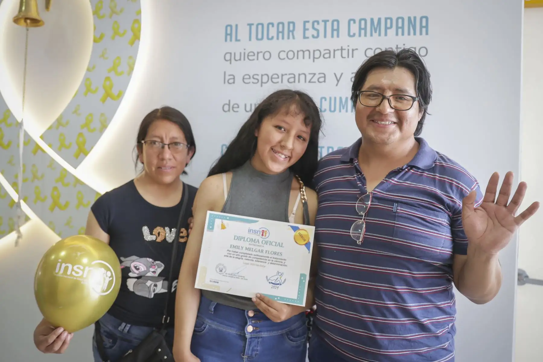 Esta valiente menor de 15 años recibió la noticia más importante de su vida: su lucha contra el cáncer terminó y lo celebró rodeada de sus padres y hermano menor y por el personal de salud que la acompañó en esta carrera durante ocho años. Es la primera paciente que se recupera de una enfermedad oncológica en este año 2024.
Foto: ANDINA/Andrés Valle